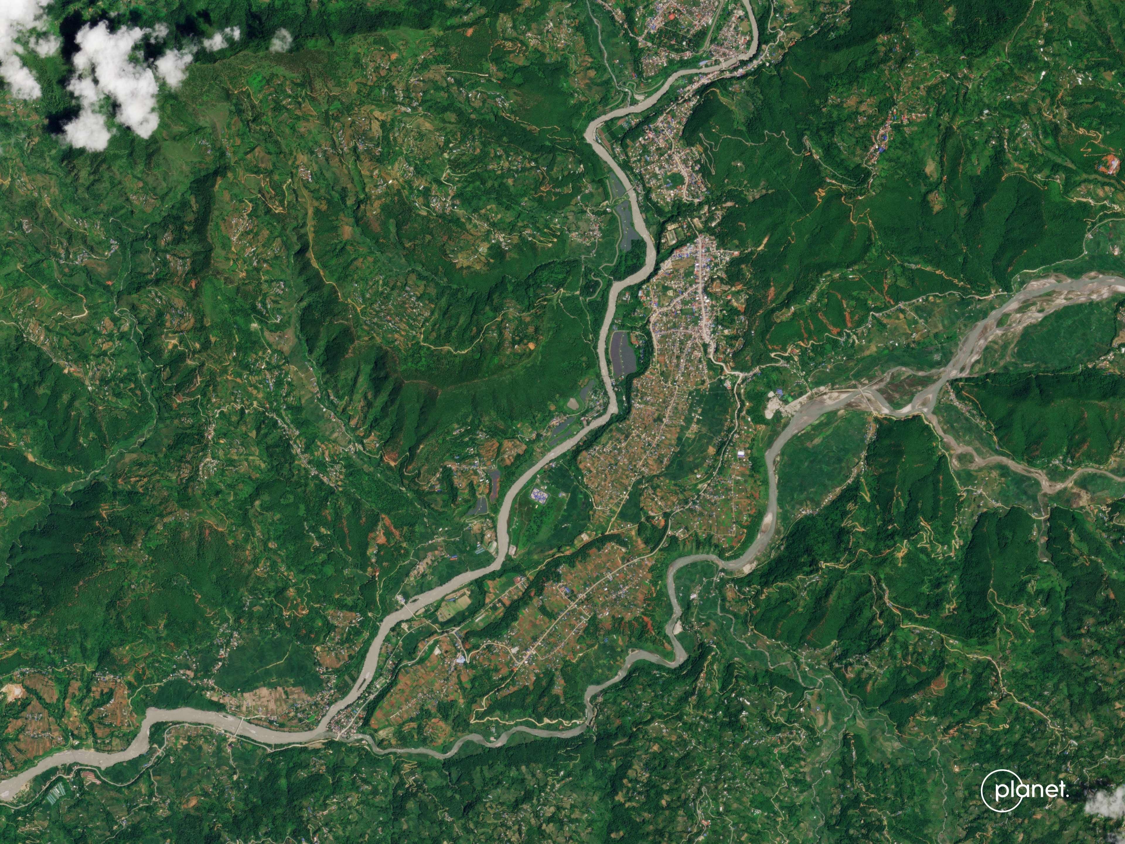 Satellitenbild von Bidur, Nepal, mit Flussverlauf und umgebendem grünen Hügelland.