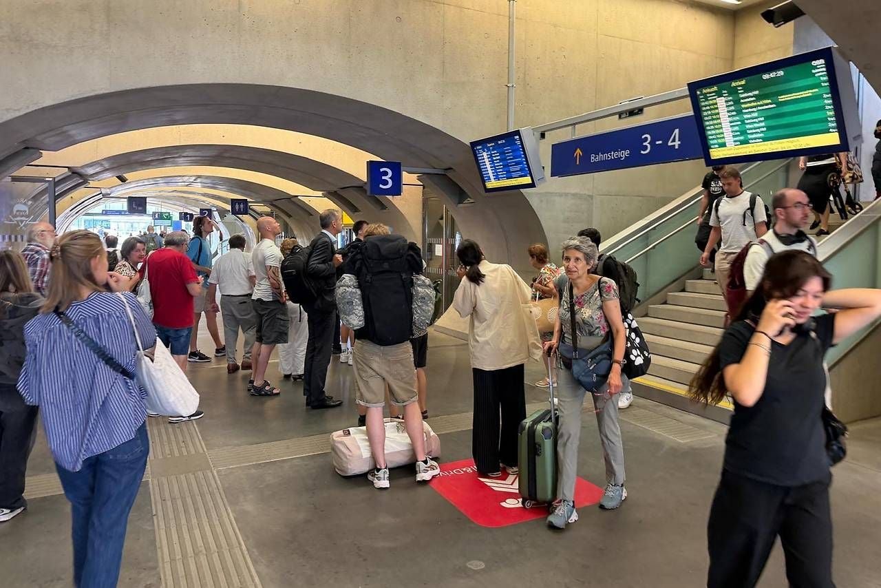 Zahlreiche Fahrgäste sind am Bahnhof in Tullnerfeld gestrandet.