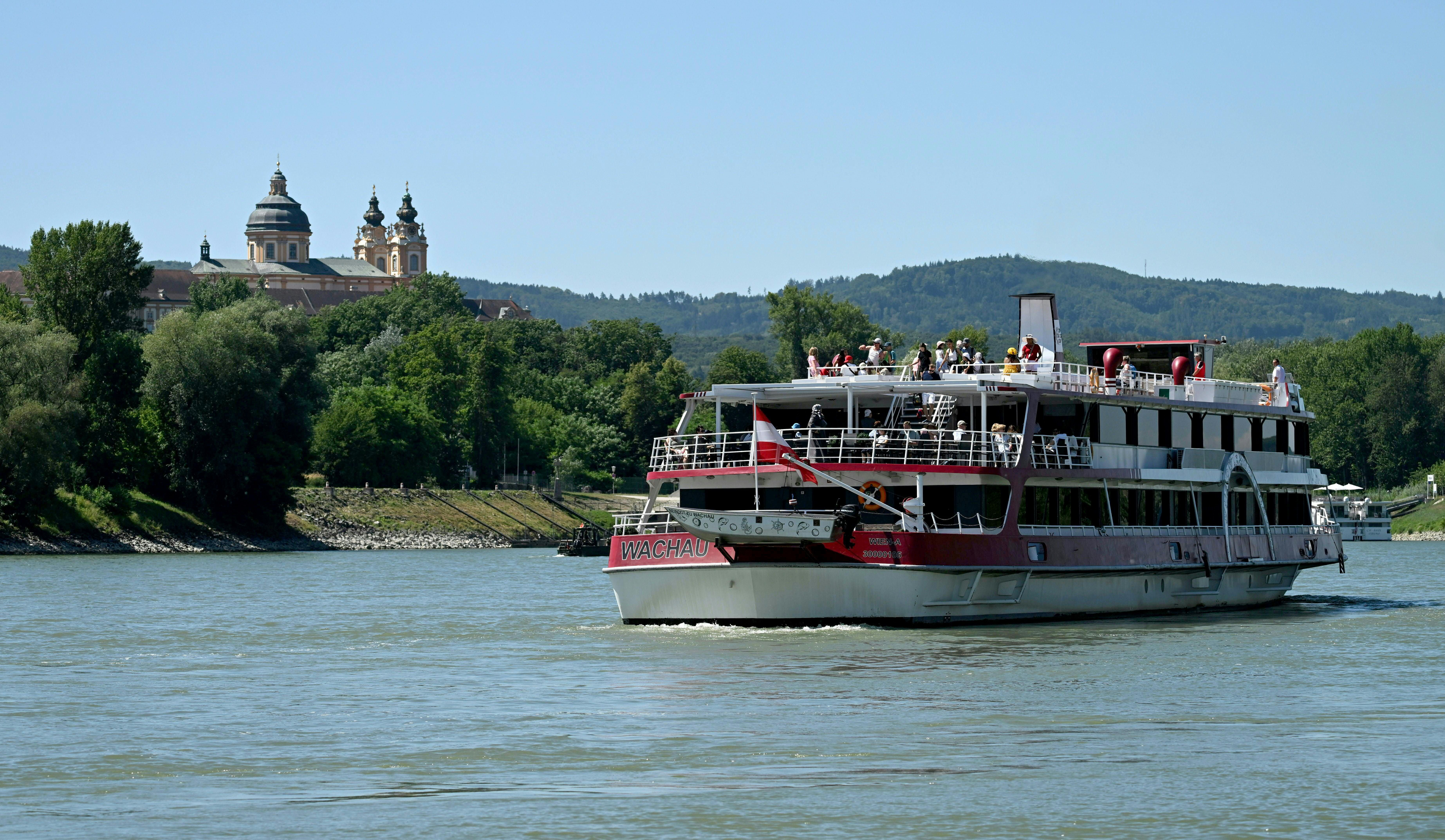 Das Niedrigwasser schränkte die Schiffsfahrt ein.