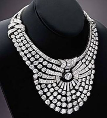 Prächtiges Collier mit mehreren Reihen funkelnder Diamanten auf schwarzem Hintergrund.