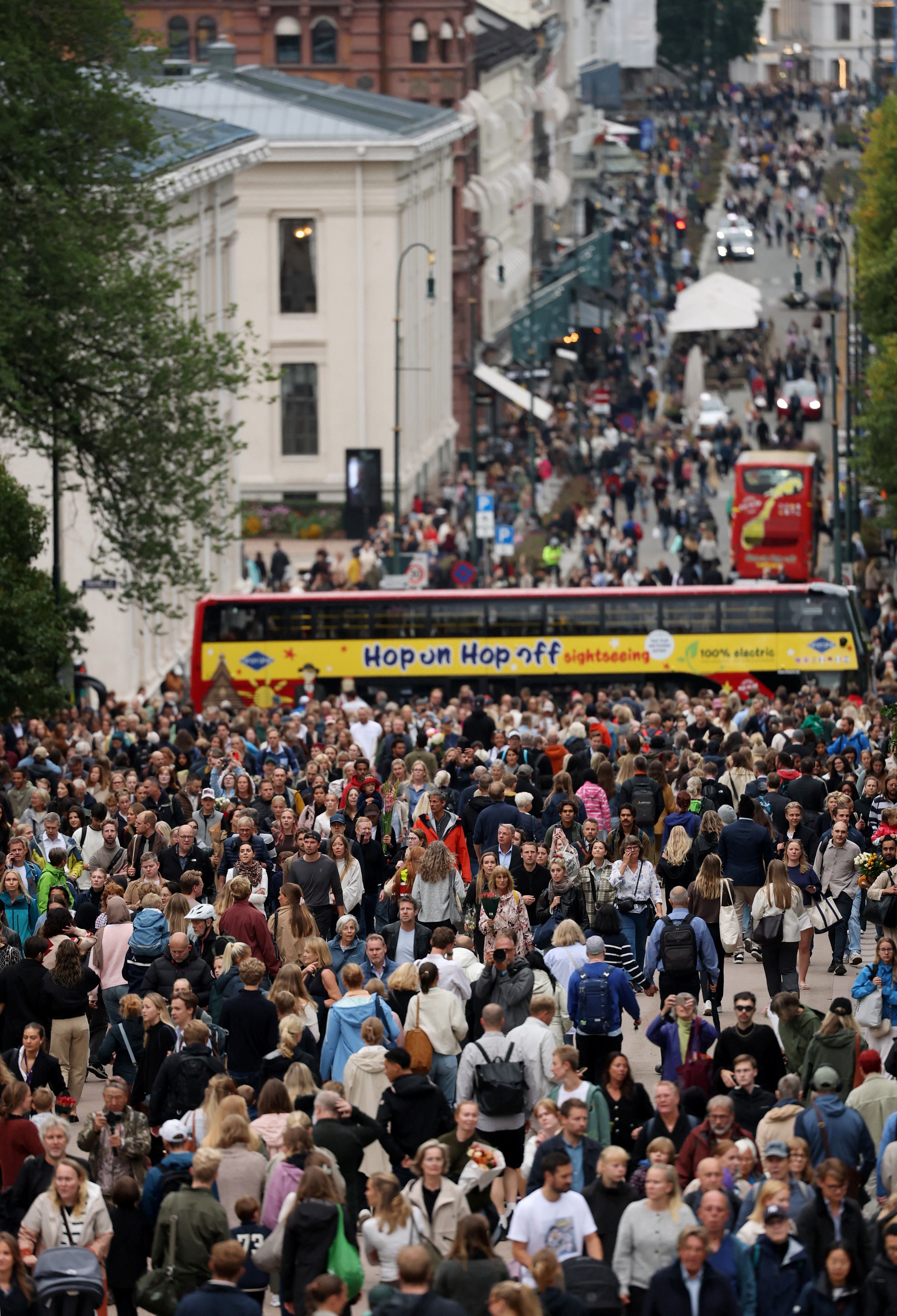 Menschenmenge auf der Karl Johans gate in Oslo, viele gehen Richtung Königspalast.