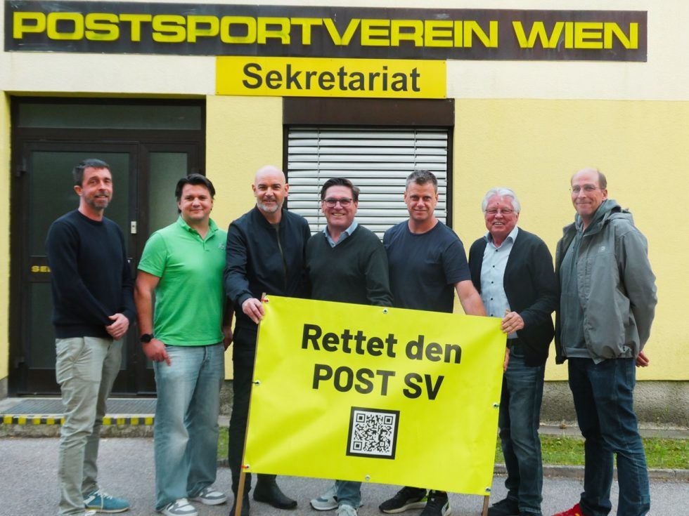 Sieben Männer stehen vor dem Eingang des Postsportvereins Wien mit einem Banner "Rettet den POST SV".