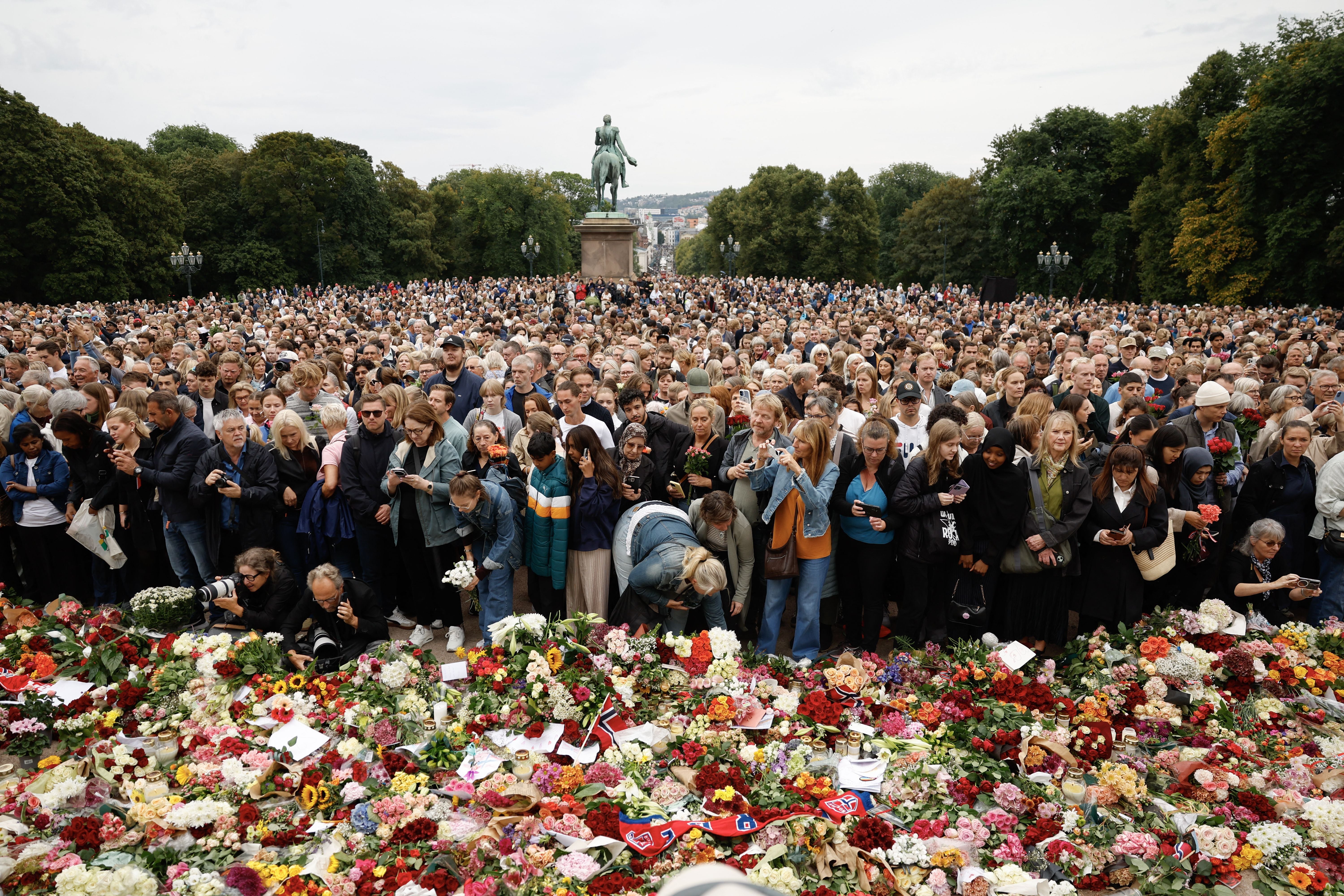 Tausende Menschen trauern an einem Blumenmeer am Schlossplatz in Oslo um König Harald V. von Norwegen.