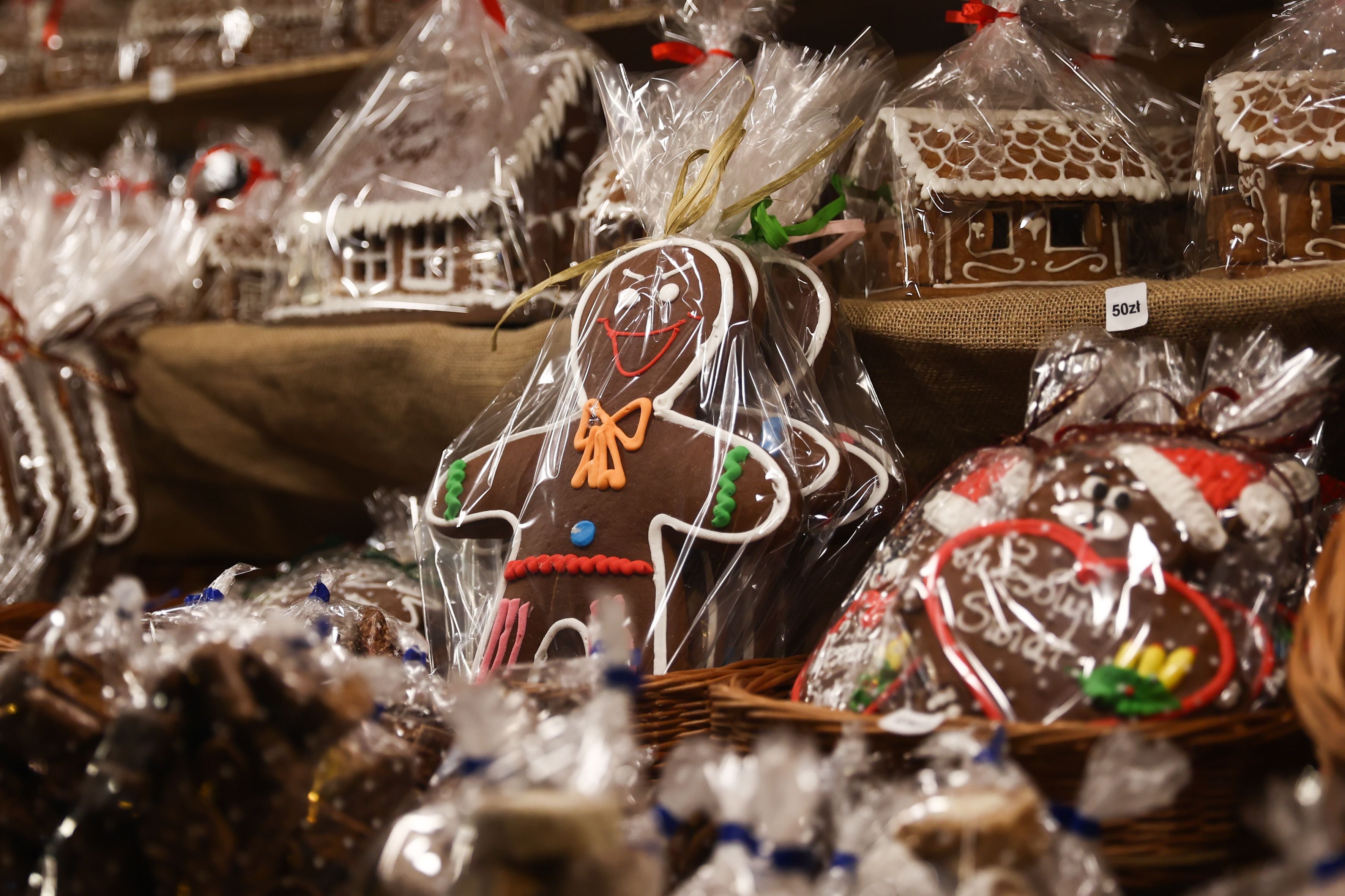 Lebkuchenmännchen und Lebkuchenhäuser in Folie auf einem Weihnachtsmarktstand.