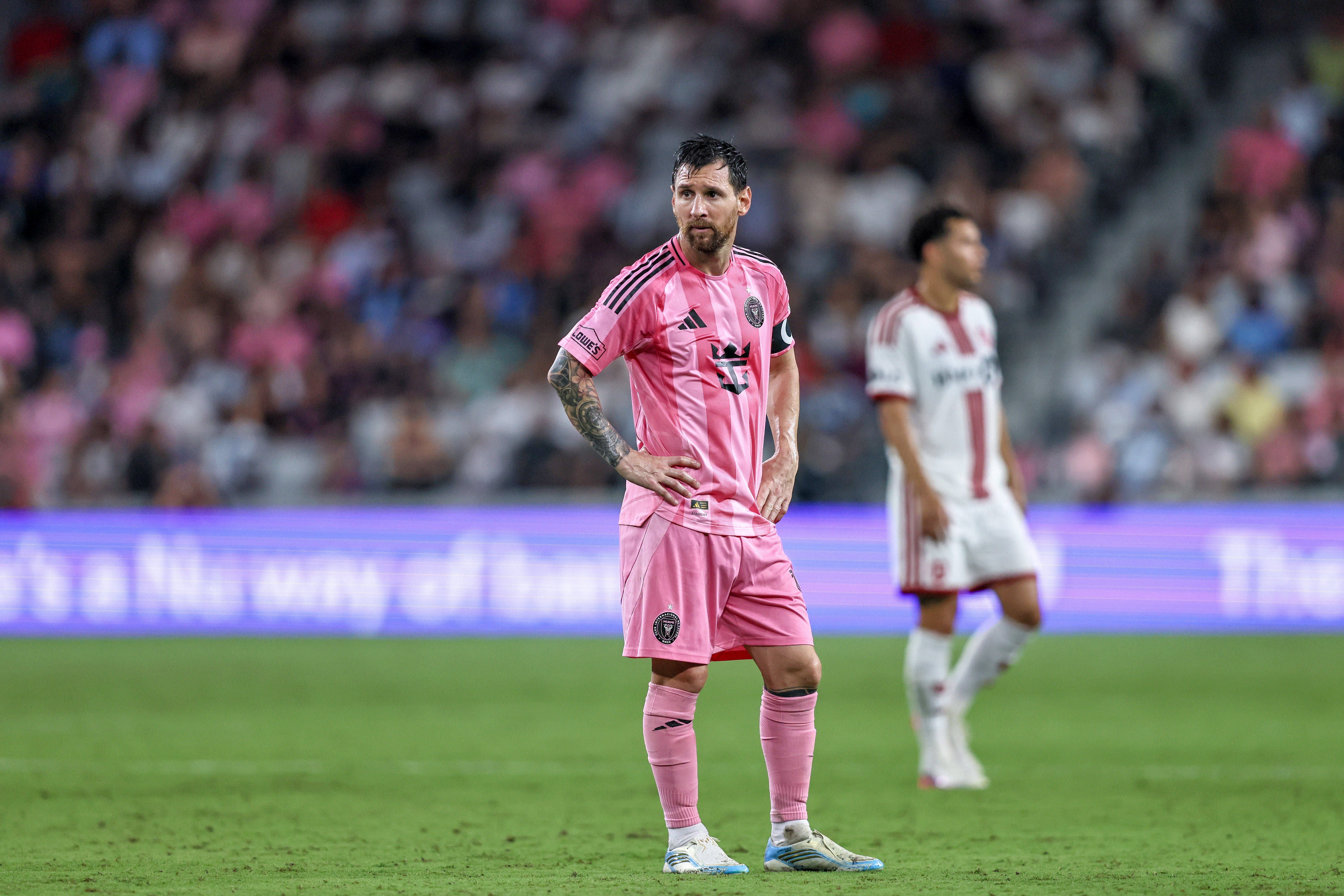 Ein Fußballspieler von Inter Miami CF im pinken Trikot steht auf dem Spielfeld.