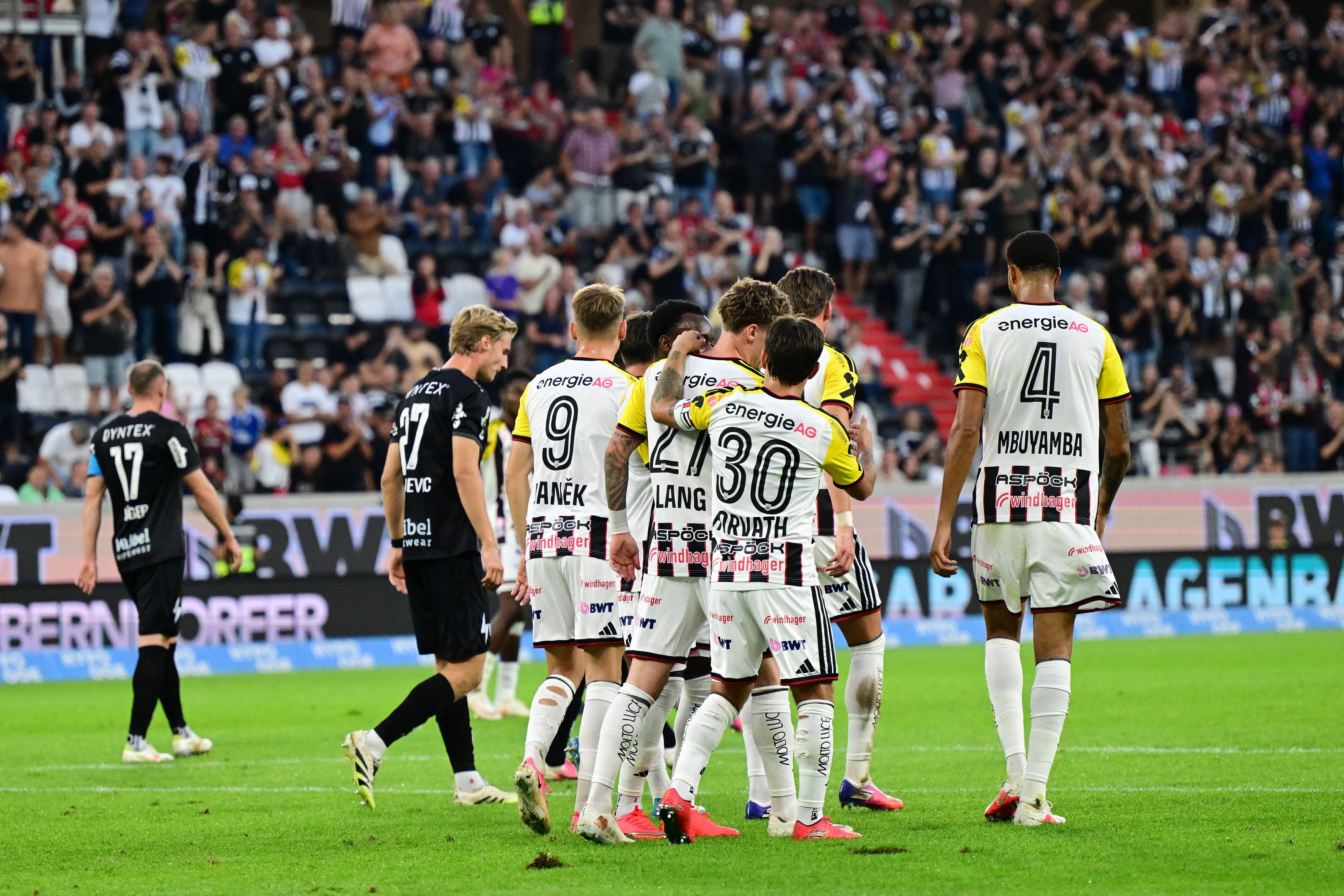 LASK-Spieler jubeln nach einem Tor gegen SCR Altach, im Hintergrund jubelnde Fans.