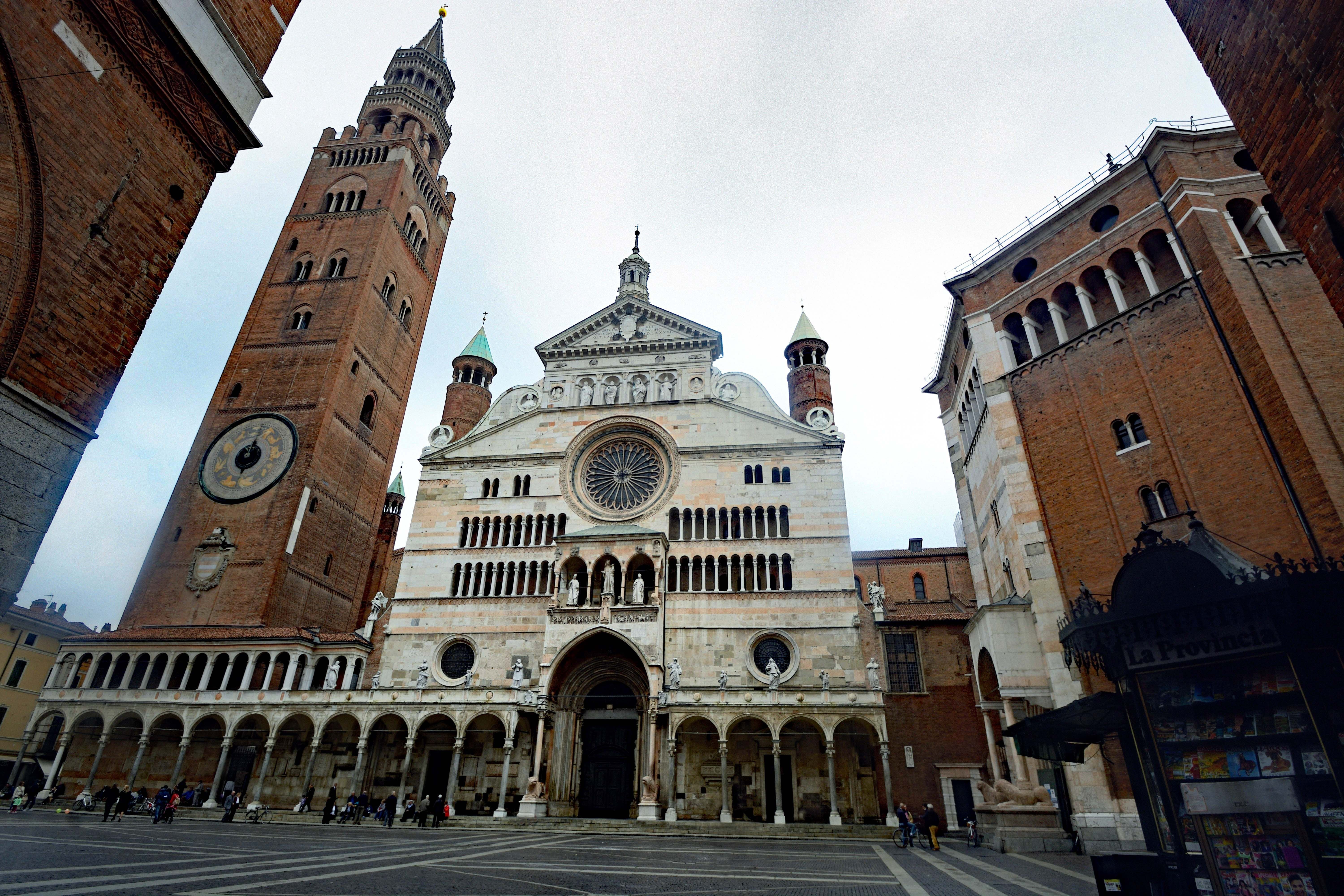 Der Dom von Cremona mit seinem hohen Glockenturm und prachtvoller Fassade auf dem Domplatz.