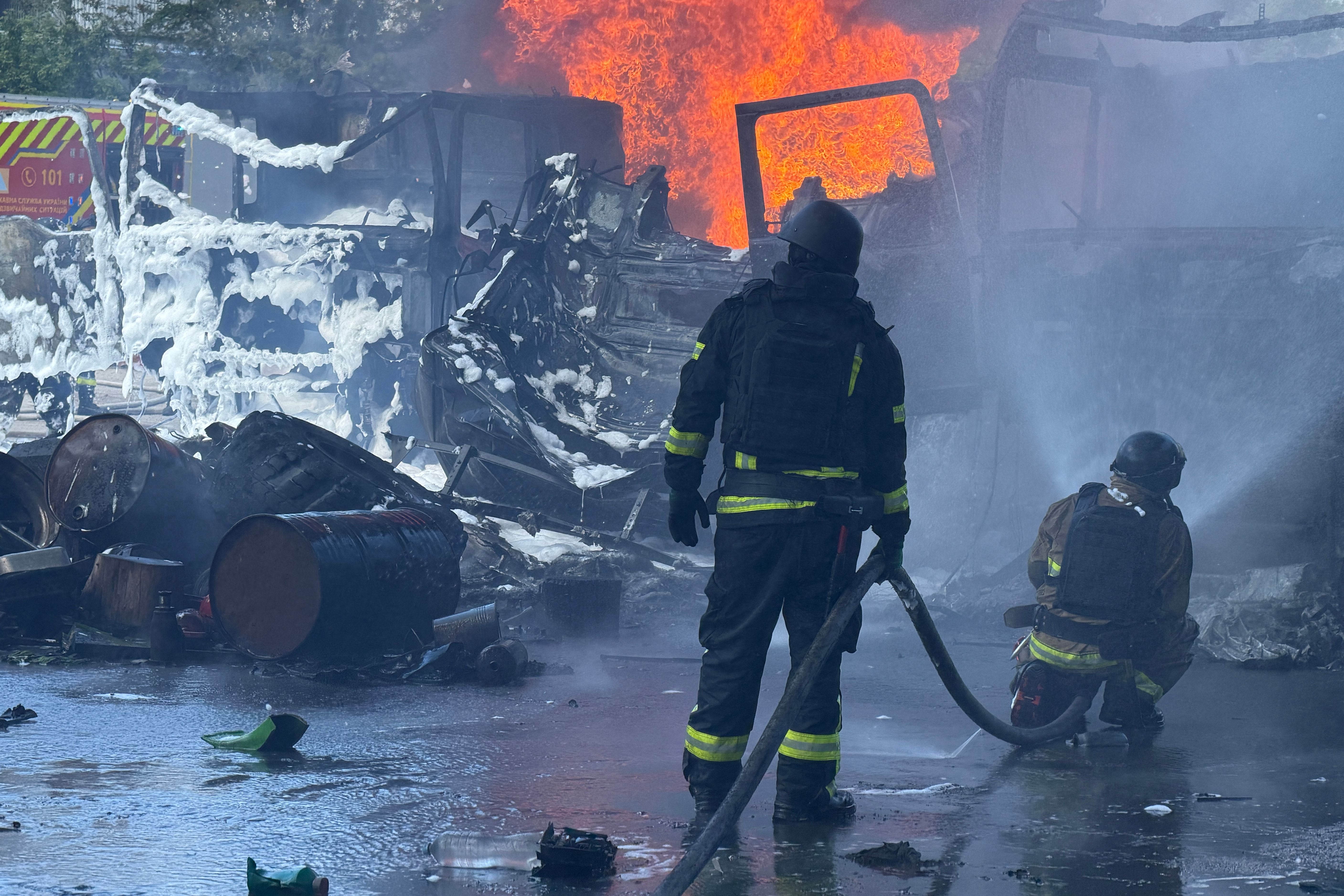 Ukrainische Feuerwehrleute löschen einen Brand infolge eines Luftangriffs auf eine Industrieanlage in Saporischschja am 15. Mai 2026, inmitten der russischen Invasion in der Ukraine.