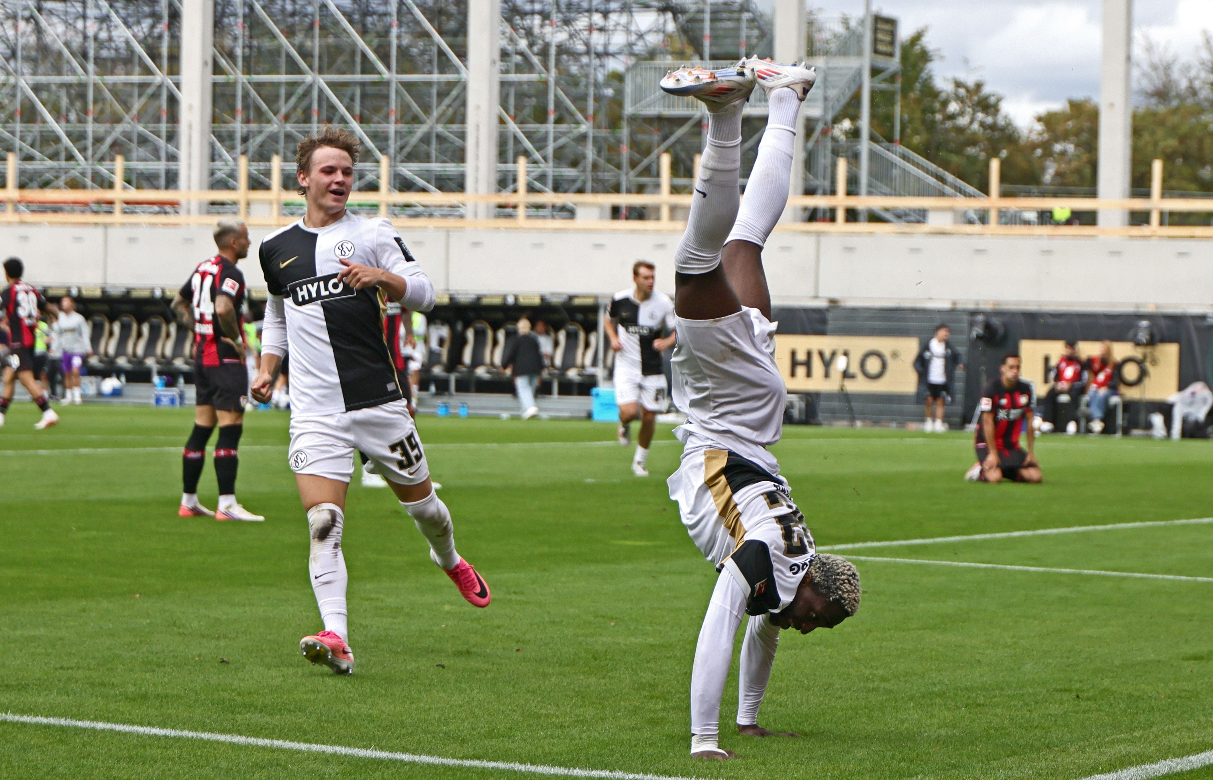 David Mokwa vom SV Elversberg jubelt nach seinem Tor zum 3:0 im Bundesliga-Spiel zwischen dem SV Elversberg und Bayer 04 Leverkusen in Elversberg.