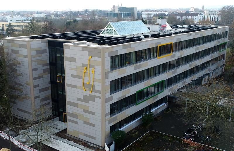 Modernes Schulgebäude mit großen Fenstern und bunten Rahmen am Eduard-Spranger-Gymnasium Landau.