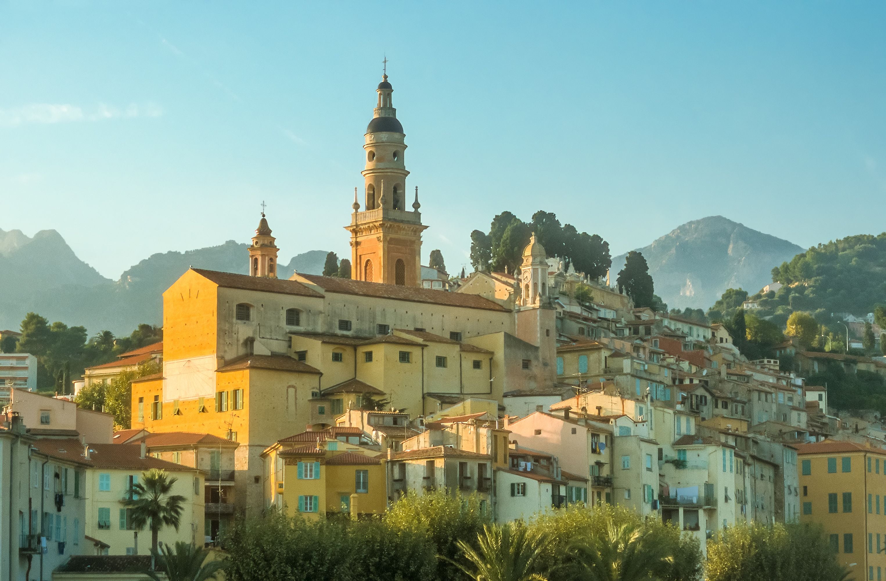Kirche und Altstadt von Menton an der Côte d’Azur, Frankreich, im Sonnenlicht.