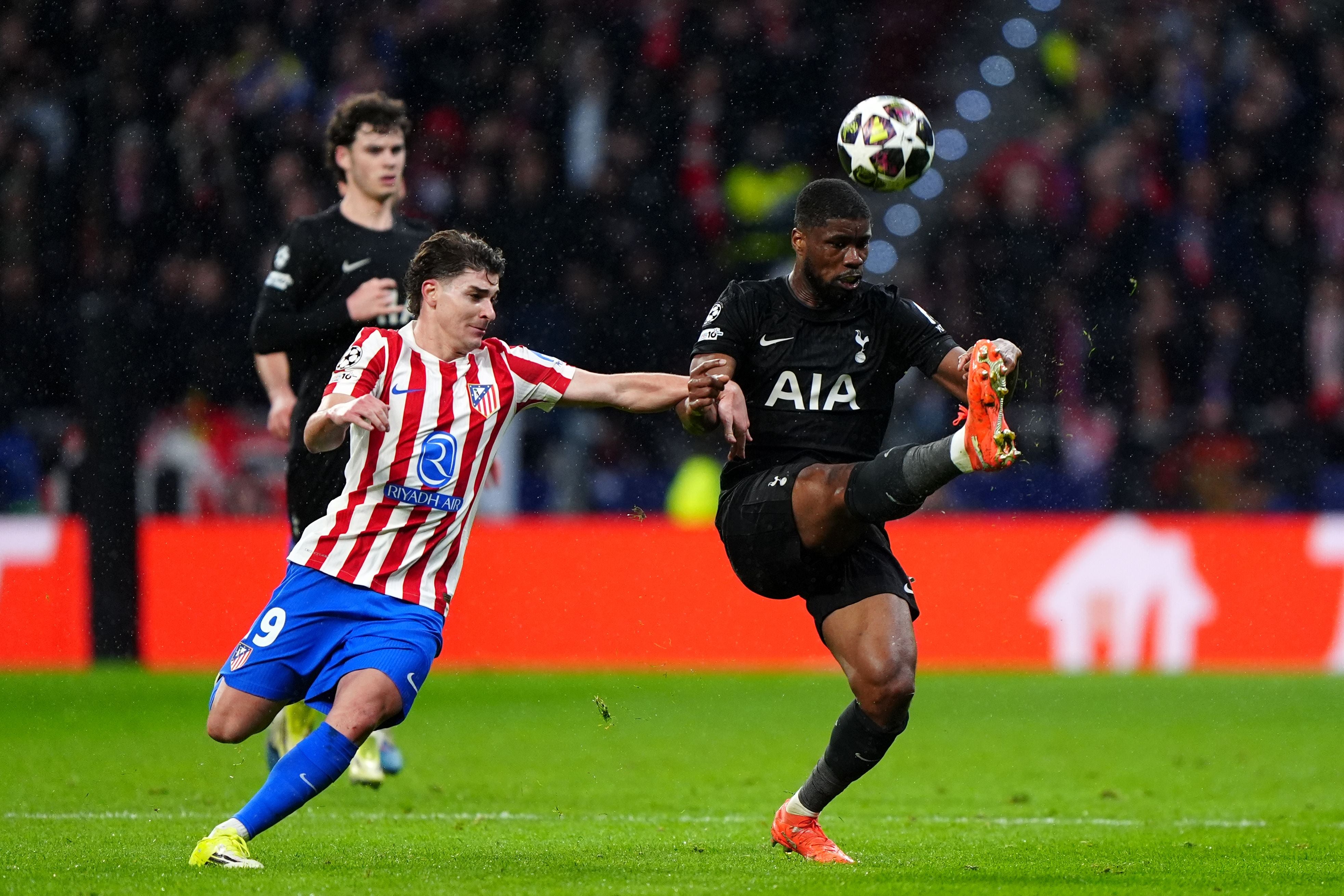 Julian Alvarez und Kevin Danso im Duell