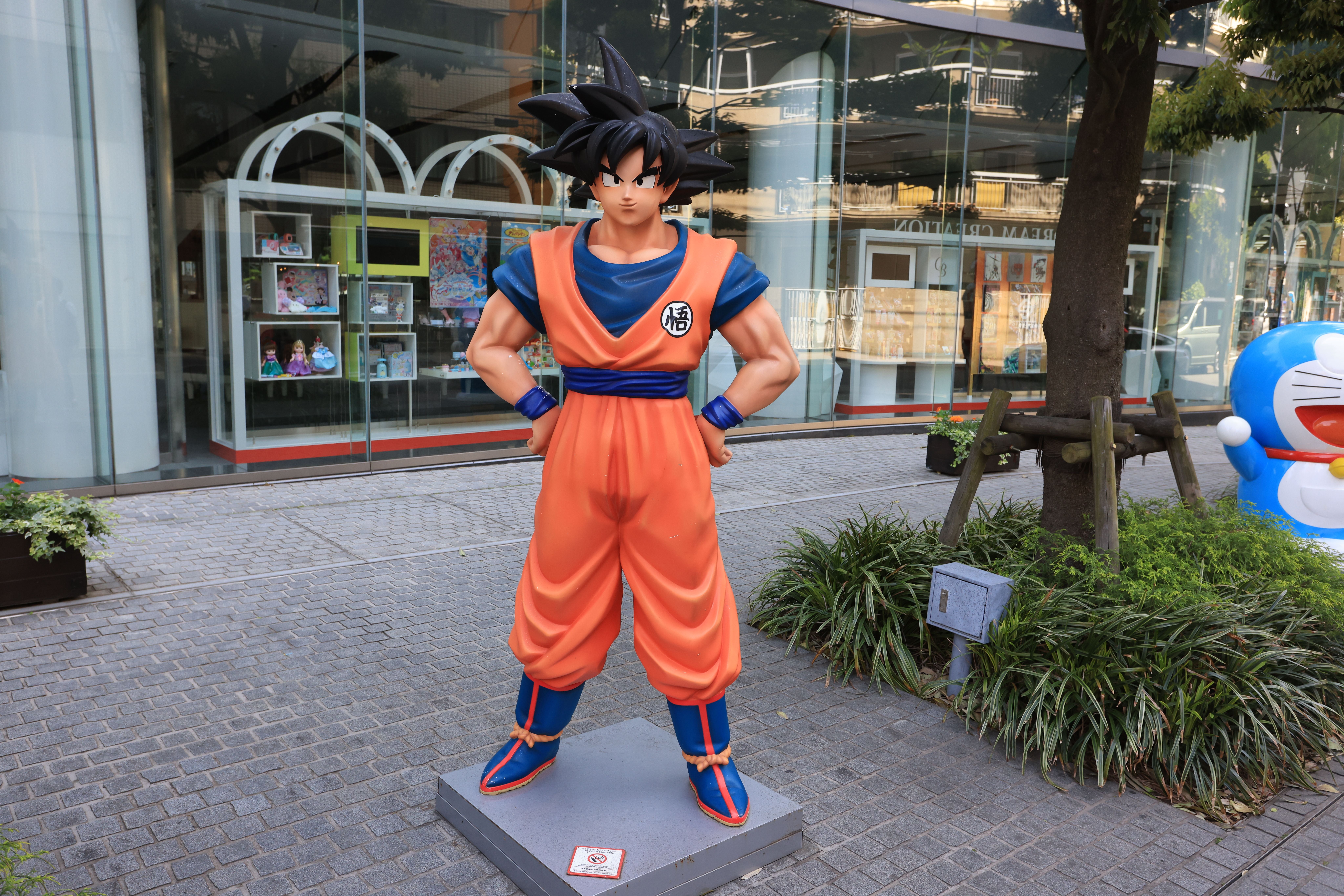 Statue von Son Goku vor dem Bandai-Büro in Asakusa, Tokio, auf einem Gehweg stehend.