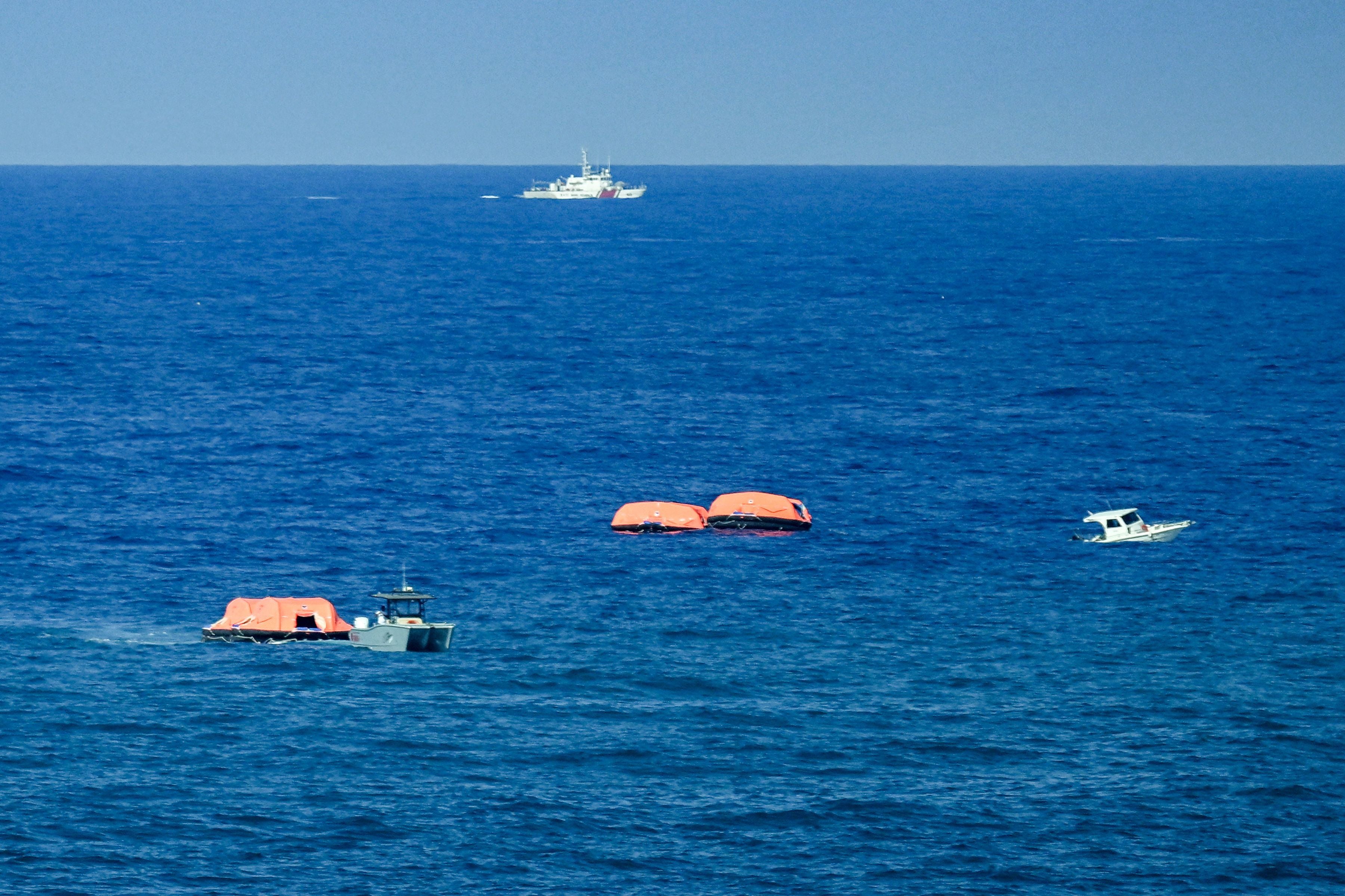 Mehrere Boote und Rettungsinseln treiben im Meer vor Kyrenia während einer Such- und Rettungsaktion.