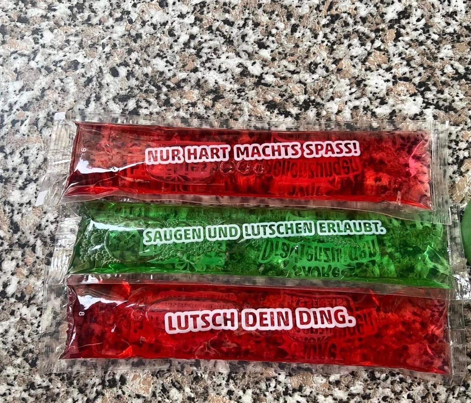 Zwei Kinder bereiten an einem Stand im Wiener Rathaus Limonade mit Zitronenstücken zu.