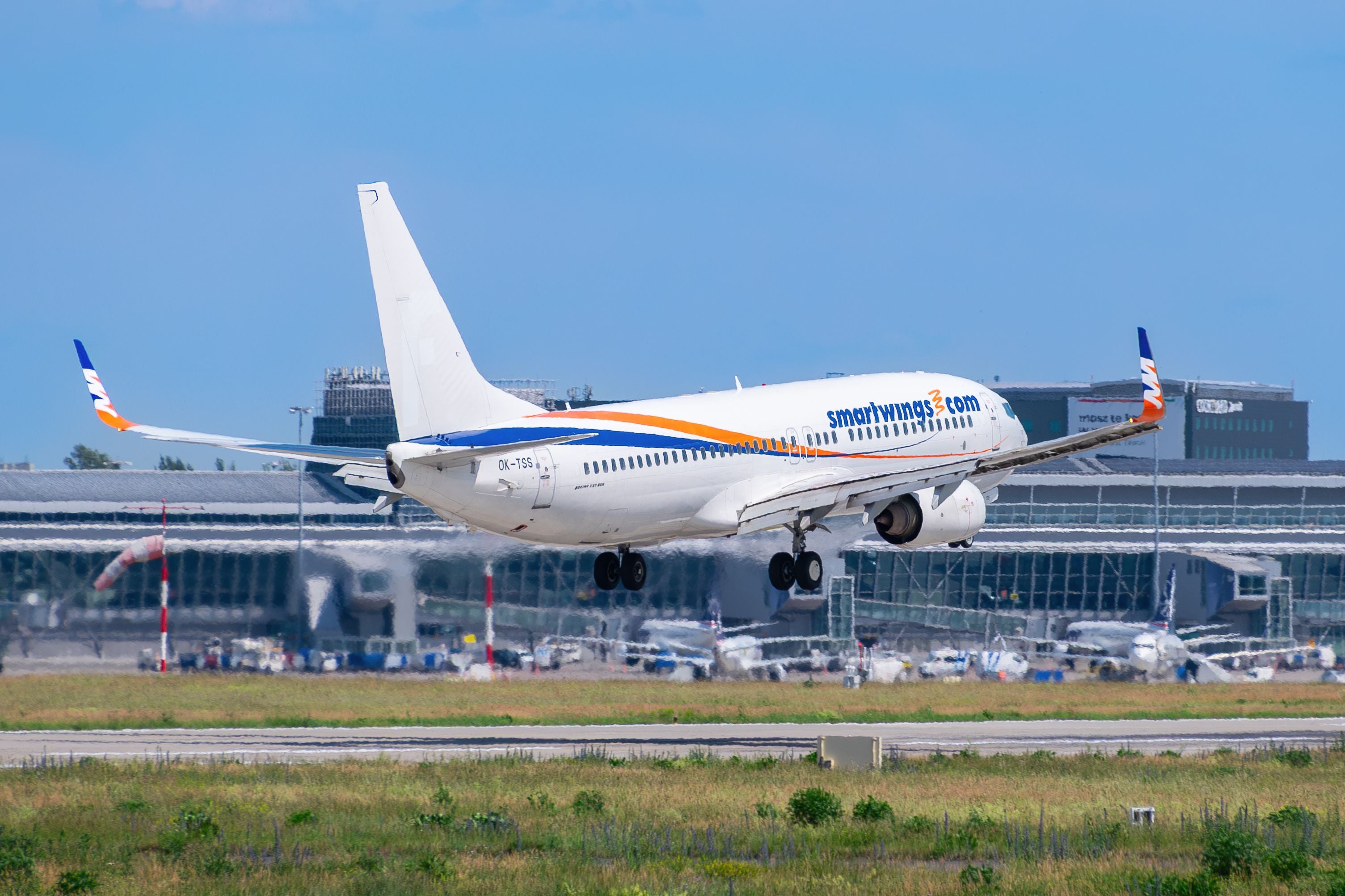Ein Smartwings Boeing 737-800 landet vor einem Terminal am Flughafen in Warschau.