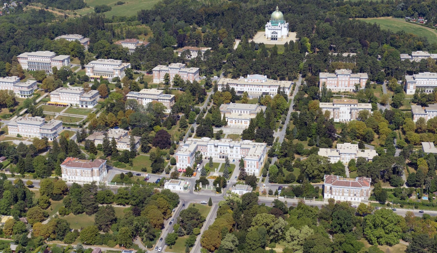 Luftaufnahme des Otto-Wagner-Spitals mit mehreren Pavillons und viel Grünanlage in Wien.