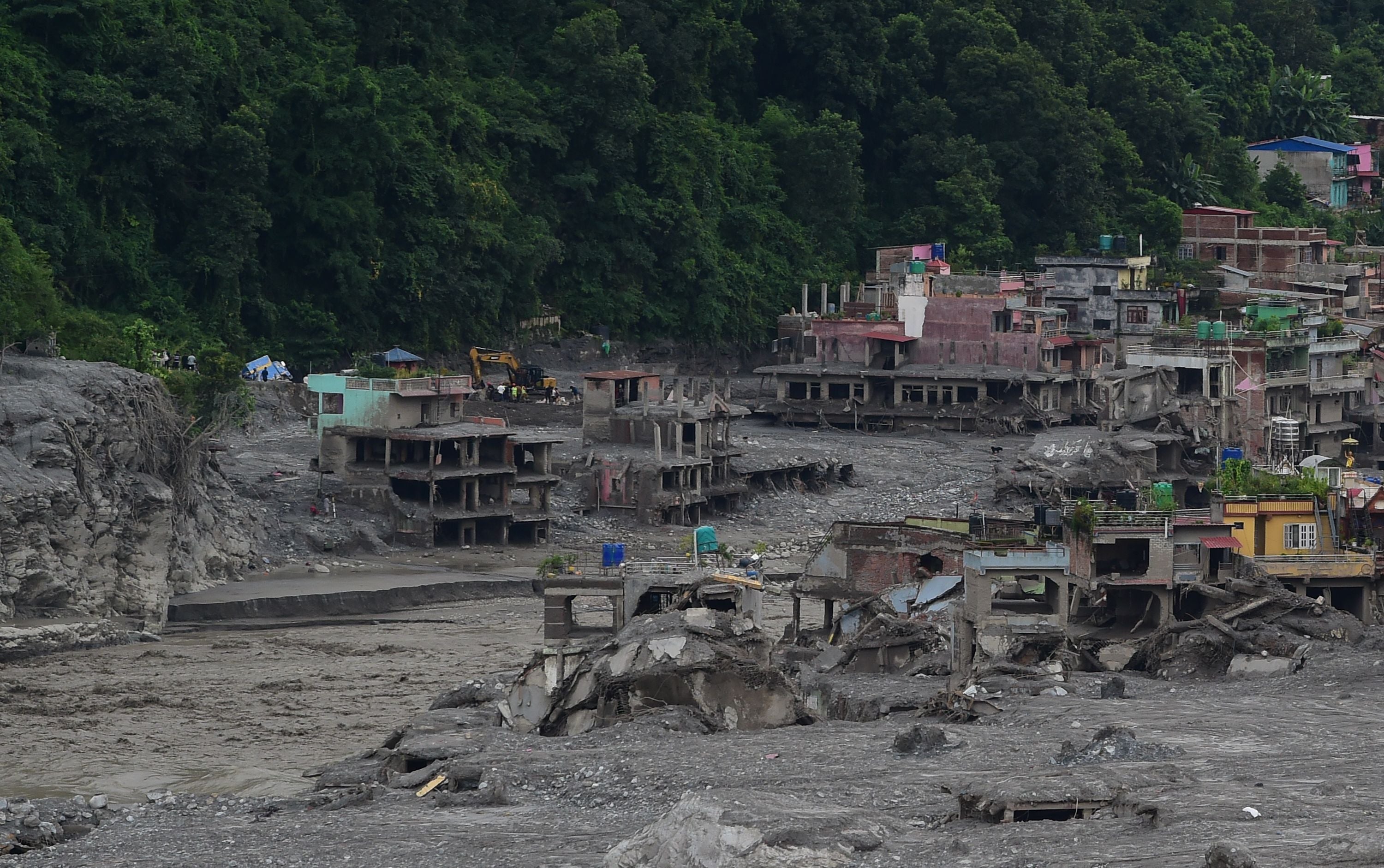 Teilweise eingestürzte Gebäude sind nach Erdrutschen von Schlamm und Trümmern in Nepal bedeckt.
