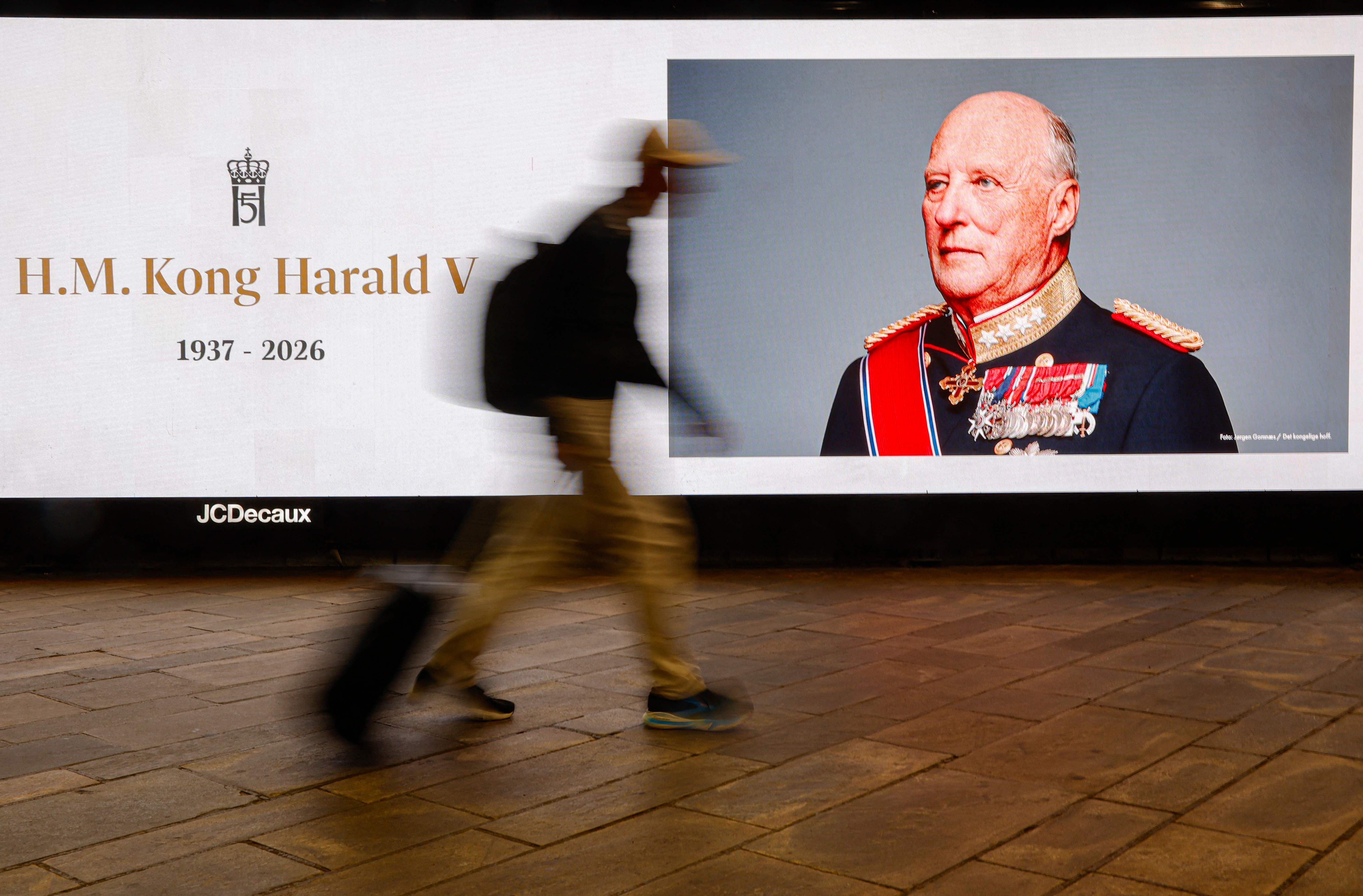 Ein Porträt von König Harald V. von Norwegen auf einer Gedenk-Tafel in einer Osloer Station.
