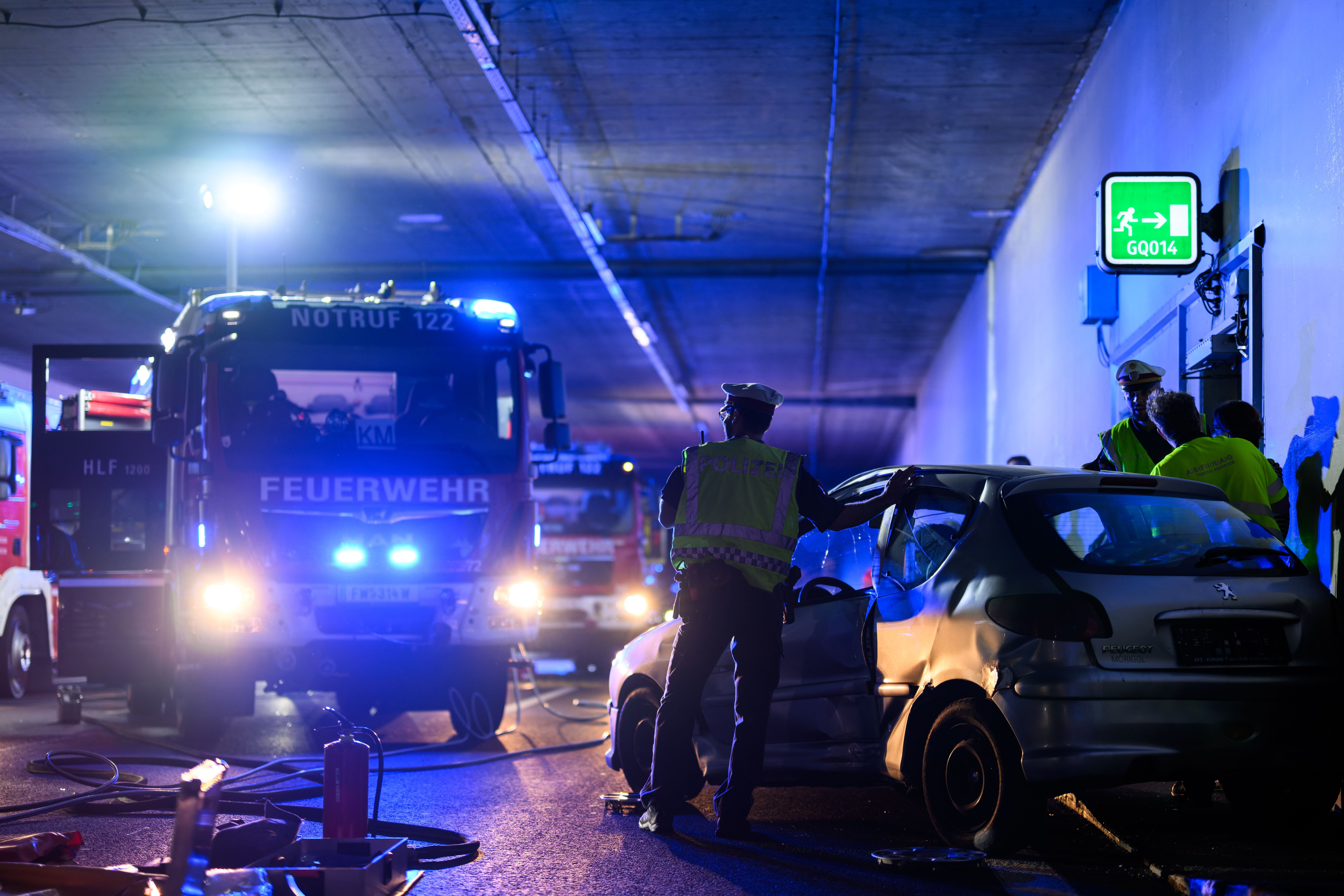 Polizei und Feuerwehr bei einer Einsatzübung nach einem Unfall im Tunnel Kaisermühlen in Wien.