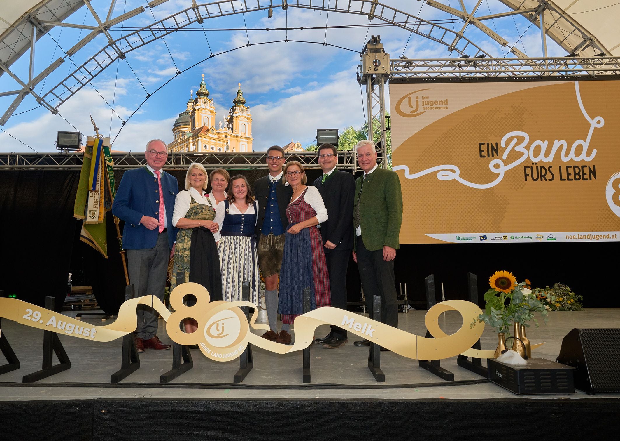 Gruppe in Tracht auf Bühne beim 80-jährigen Jubiläum der Landjugend NÖ in Melk.