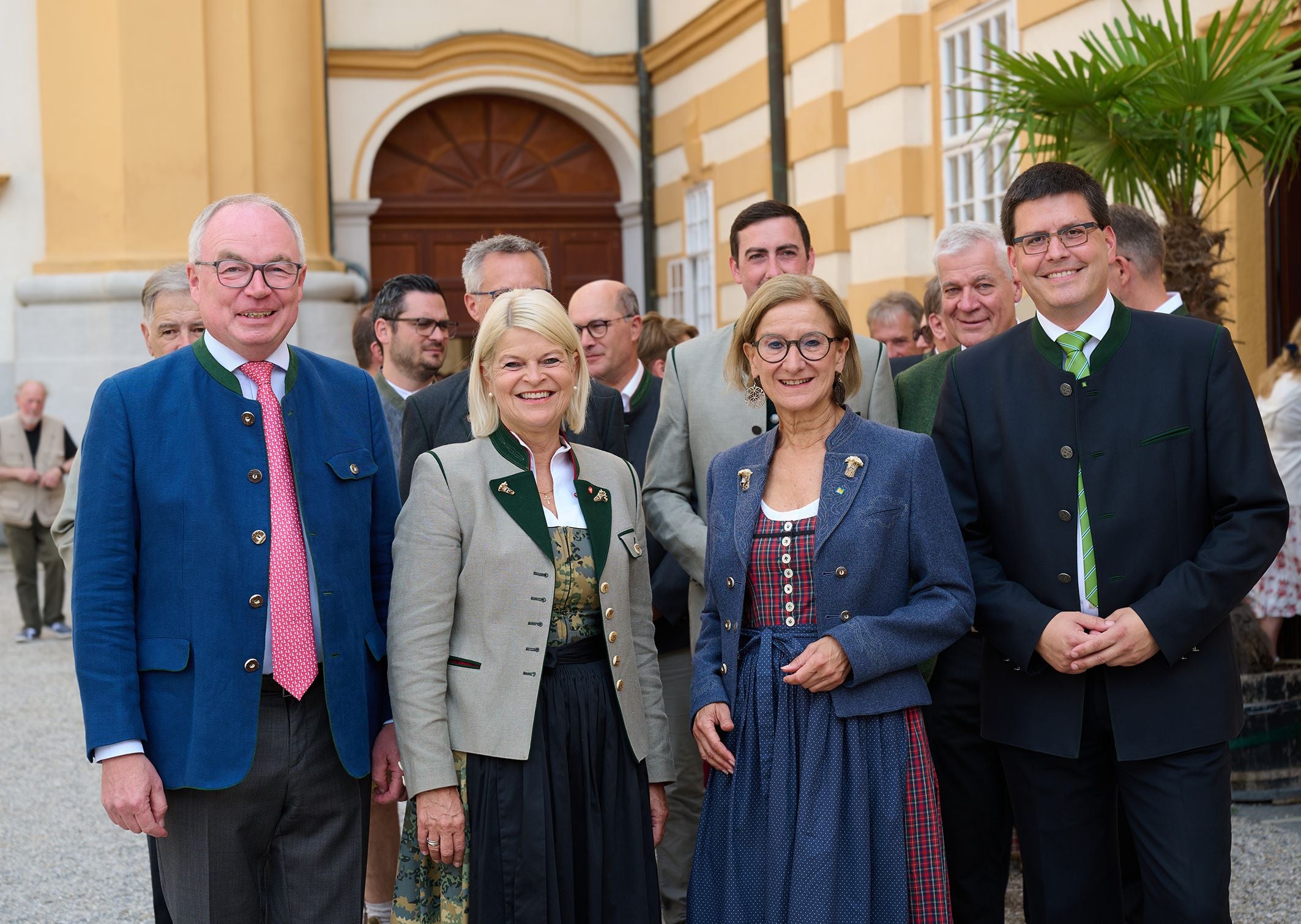 Mehrere Menschen in Tracht lächeln beim 80-jährigen Jubiläum der Landjugend Niederösterreich.
