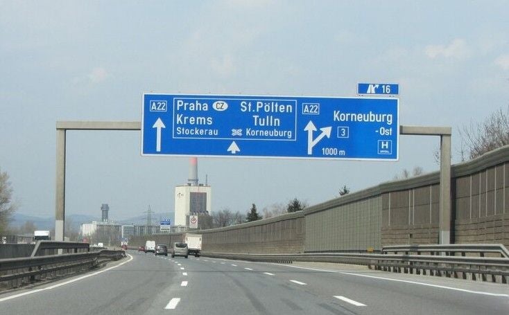 Autobahn mit Verkehrsschild Richtung Praha, St. Pölten, Krems, Tulln und Korneuburg.