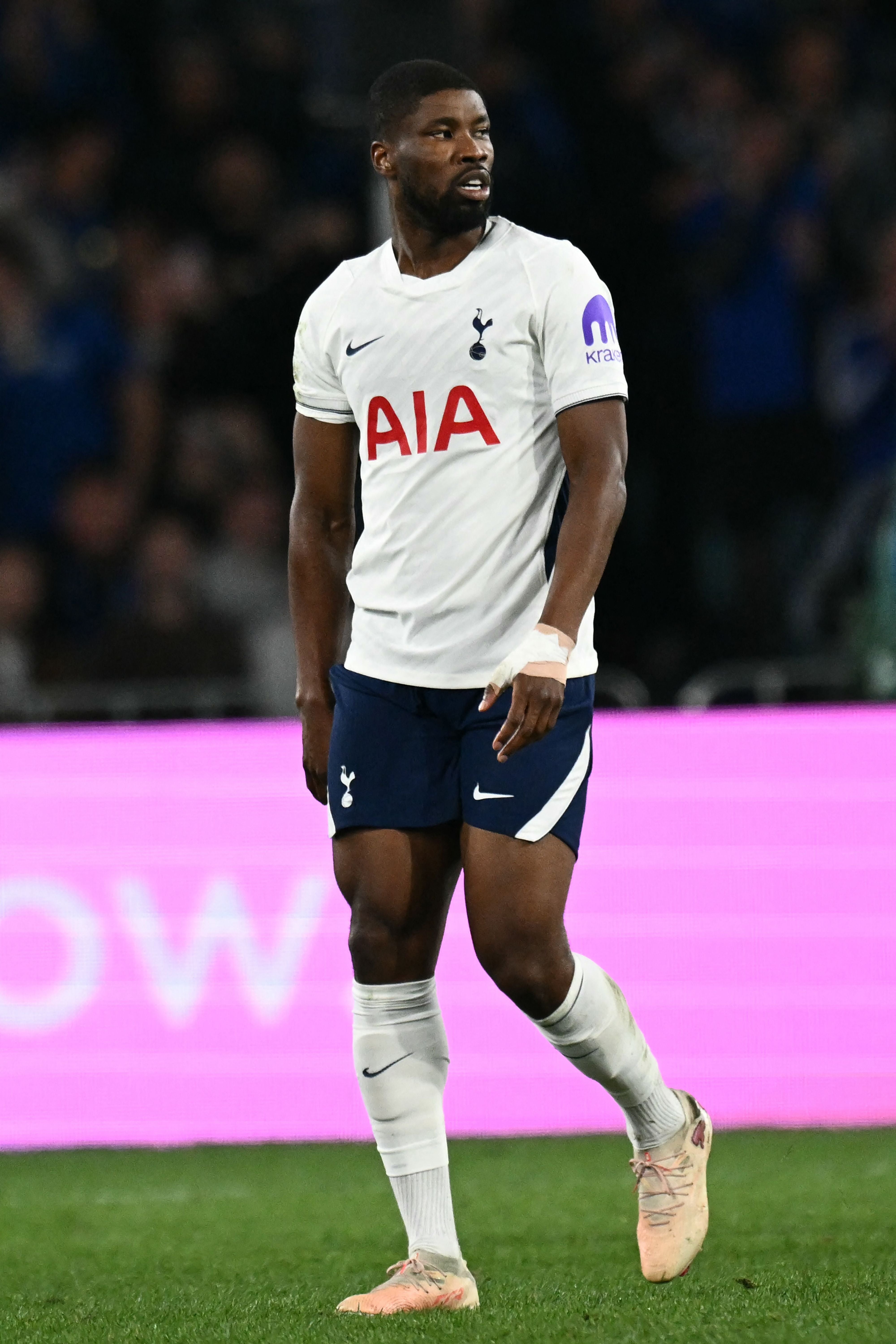 Ein Tottenham-Spieler verlässt das Spielfeld während eines Fußballspiels in Sydney.