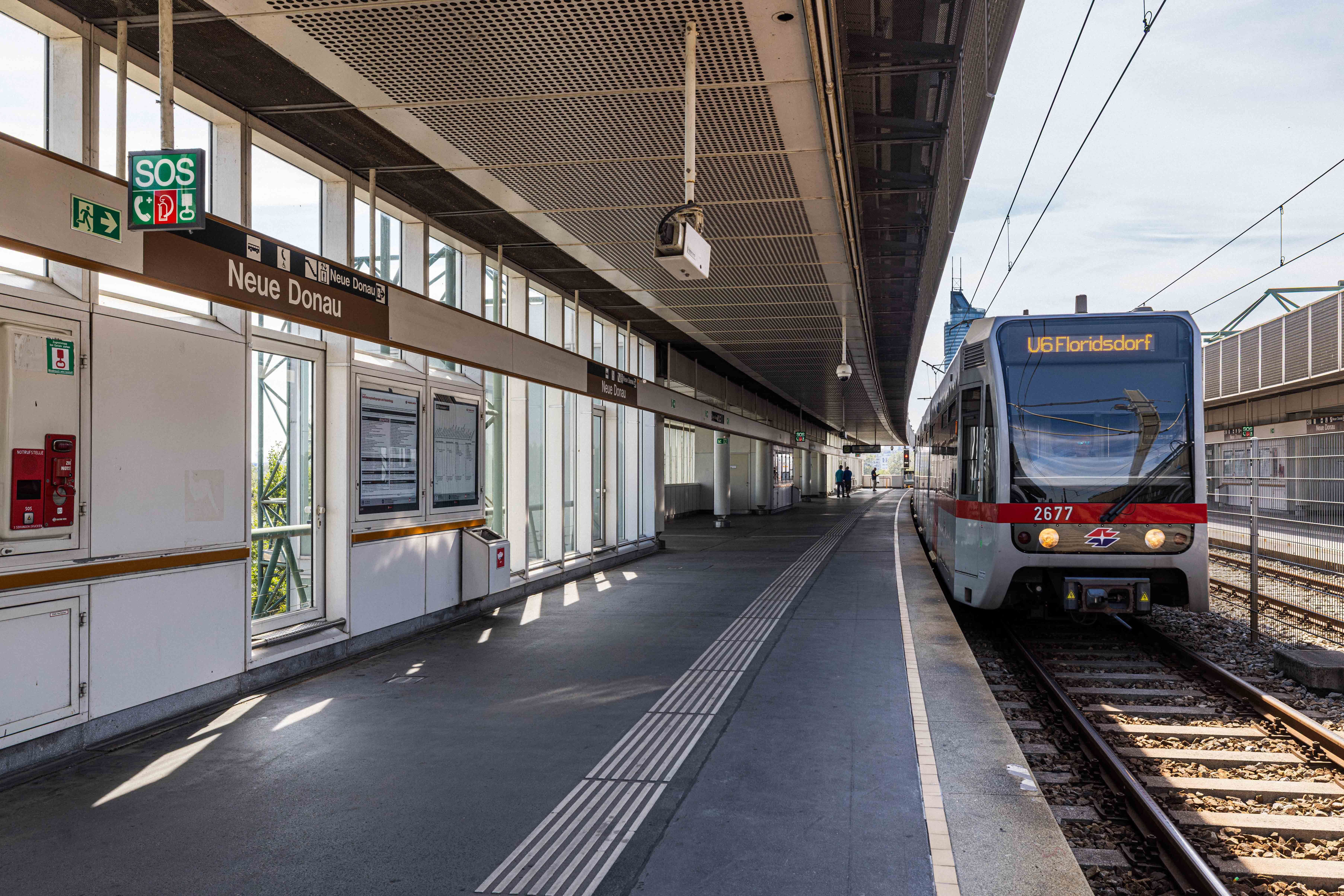 U-Bahn der Linie U6 an der Station Neue Donau in Wien bei Tageslicht.