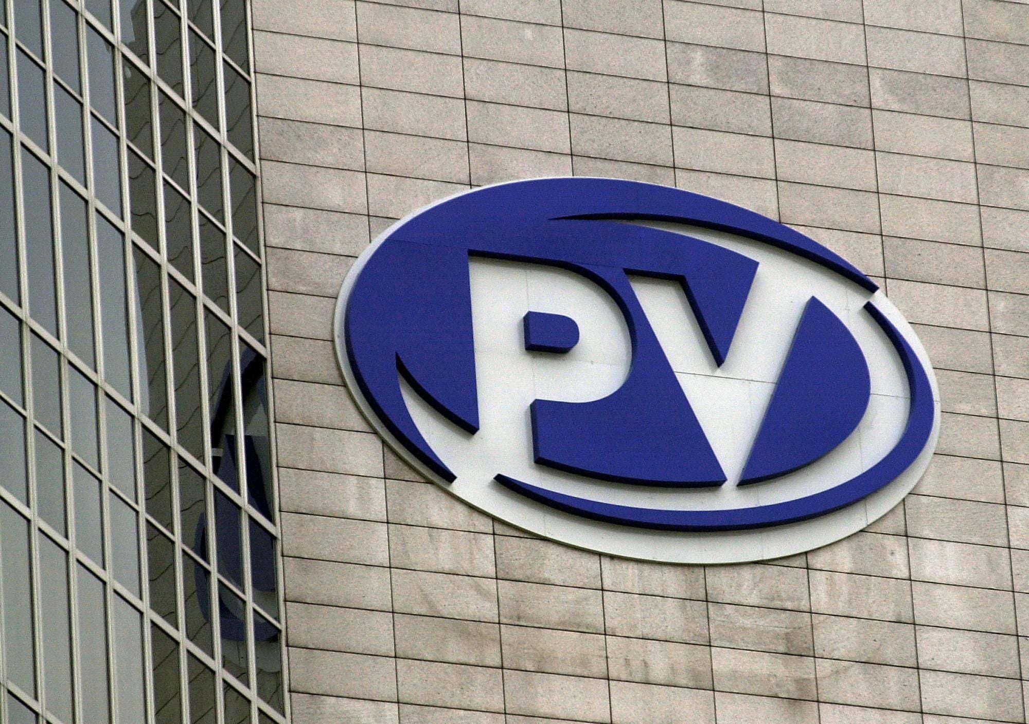 Das Logo der Pensionsversicherungsanstalt (PVA) an der Fassade eines Bürogebäudes.