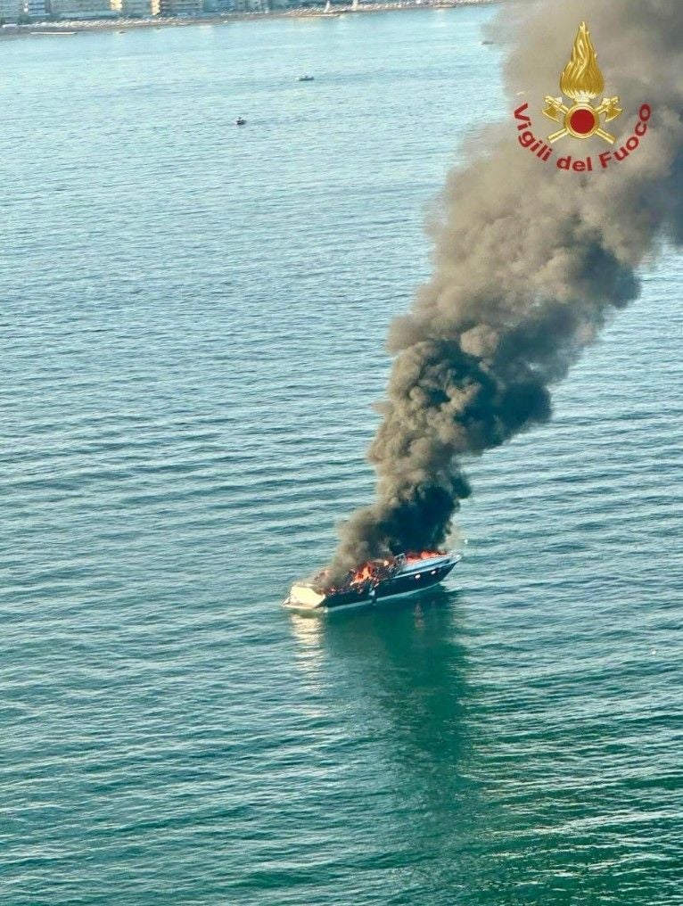 Eine brennende Jacht vor Jesolo stößt dichten schwarzen Rauch auf dem Wasser aus.