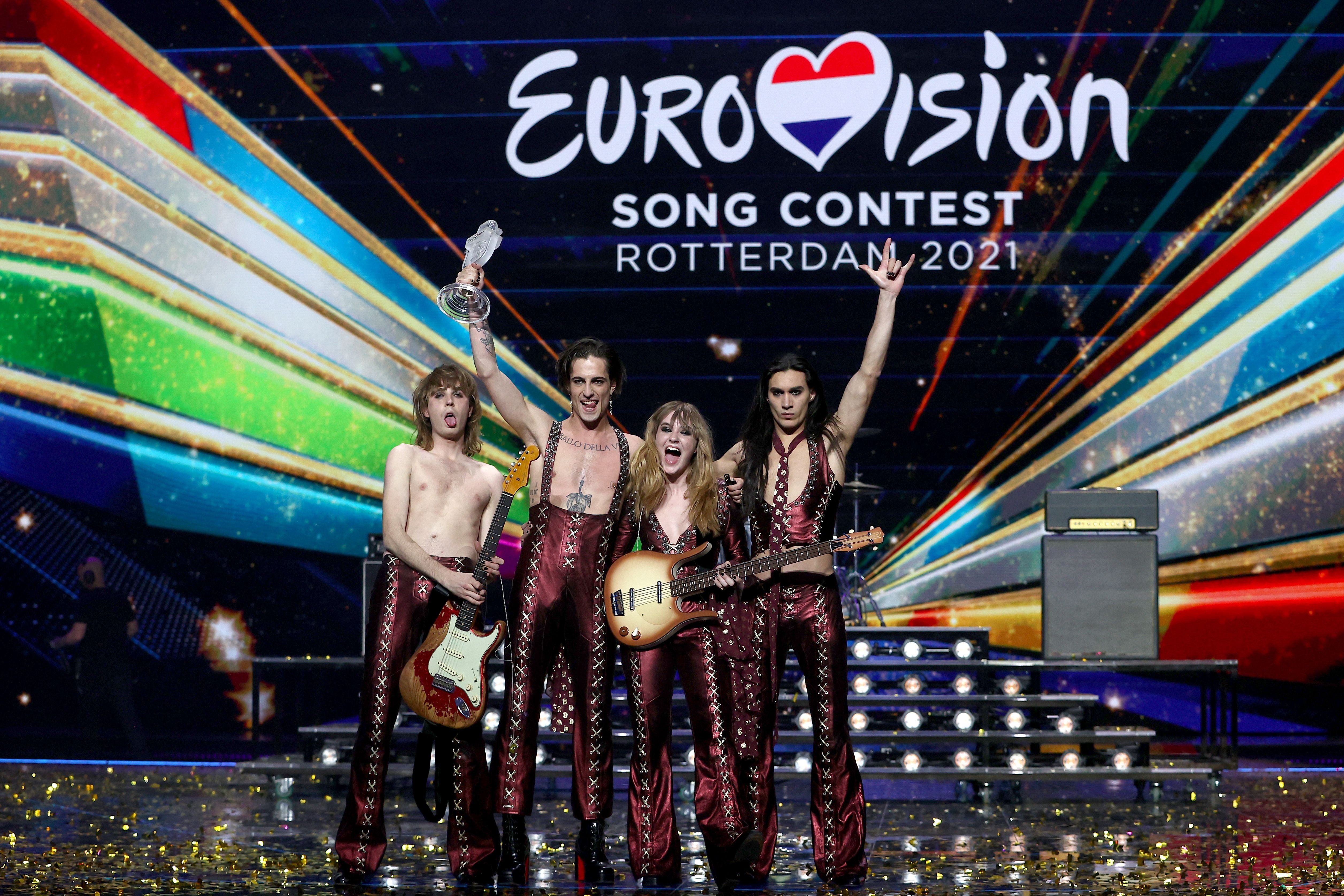 Die Band Måneskin feiert ihren Sieg beim Eurovision Song Contest 2021 in Rotterdam auf der Bühne.