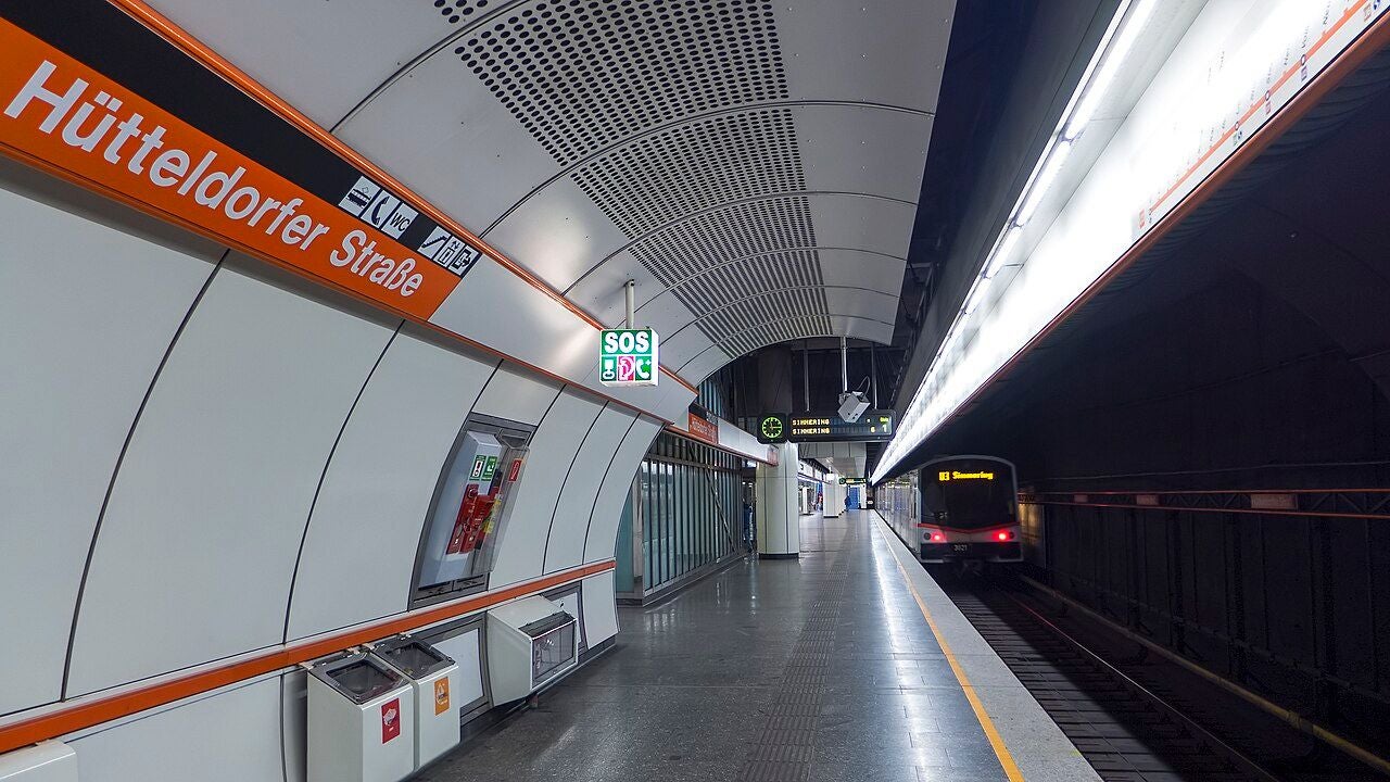 Leere U-Bahn-Station Hütteldorferstraße mit einfahrendem Zug der U3 Richtung Simmering.