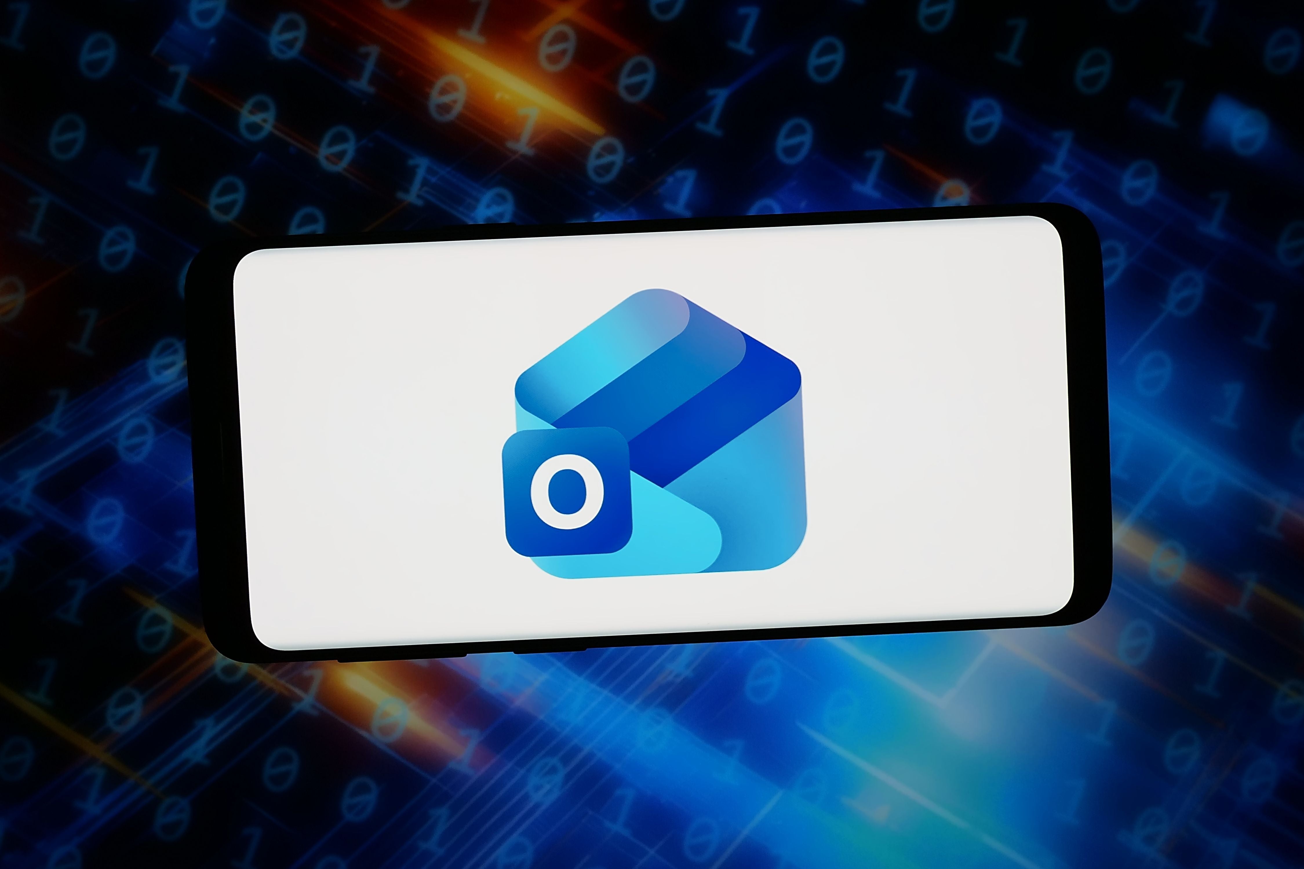 Microsoft Outlook-Logo auf einem Smartphone vor einem digitalen, abstrakten Hintergrund.