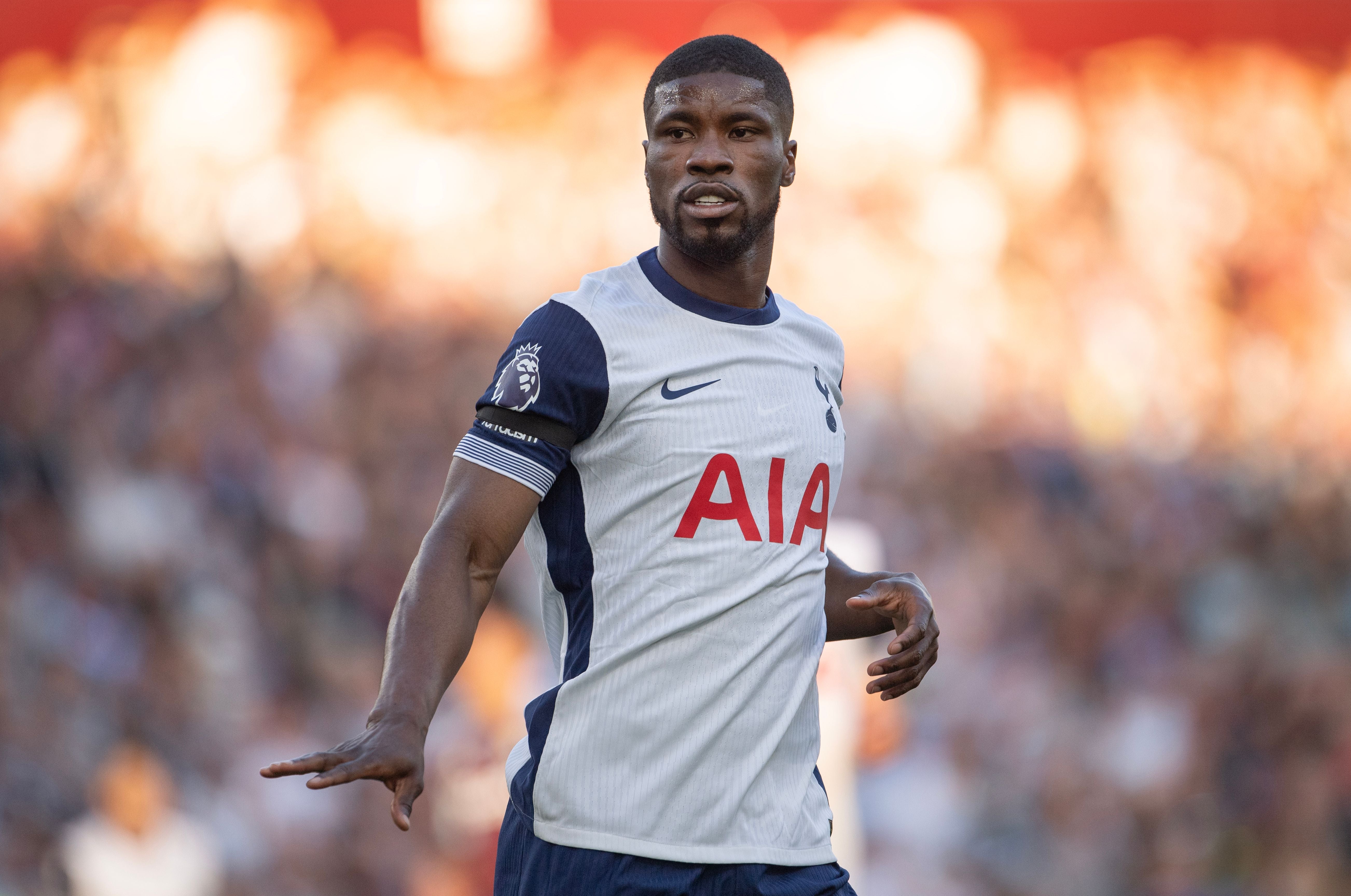 Ein Fußballspieler von Tottenham Hotspur im weißen Trikot während eines Spiels.