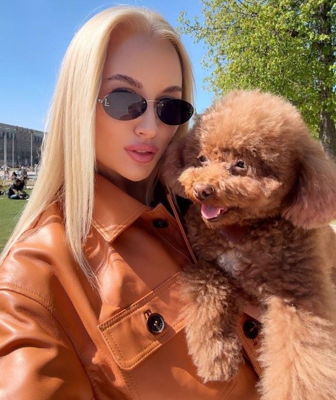 Anastasia Potapova (25) hält ihren kleinen braunen Pudel Bula im Arm.