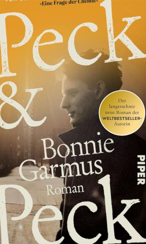 Buchcover von „Peck &amp; Peck“ von Bonnie Garmus mit Porträt eines Mannes im Hintergrund.