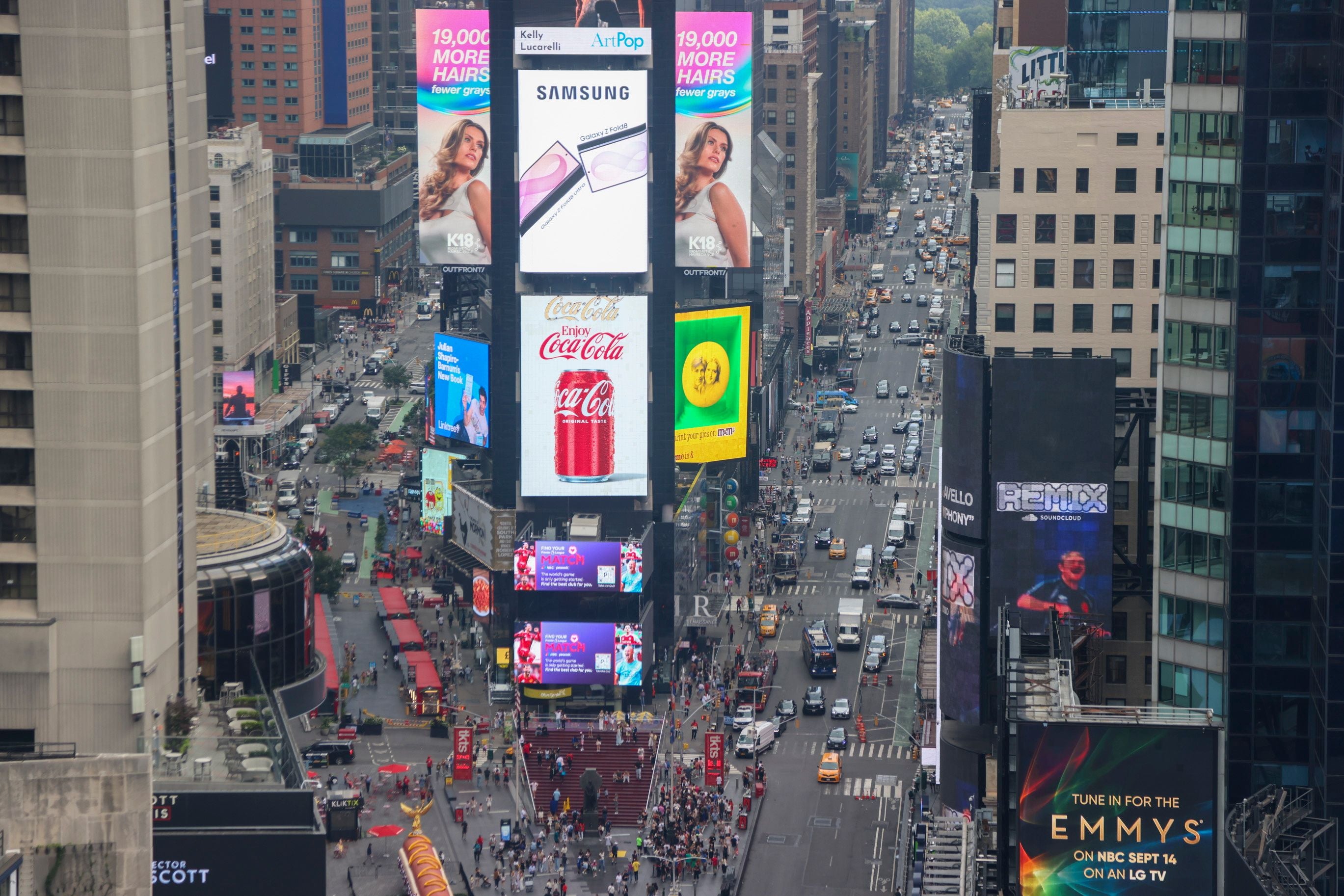 Blick auf den belebten Times Square mit vielen Werbetafeln und fahrenden Autos in New York City.