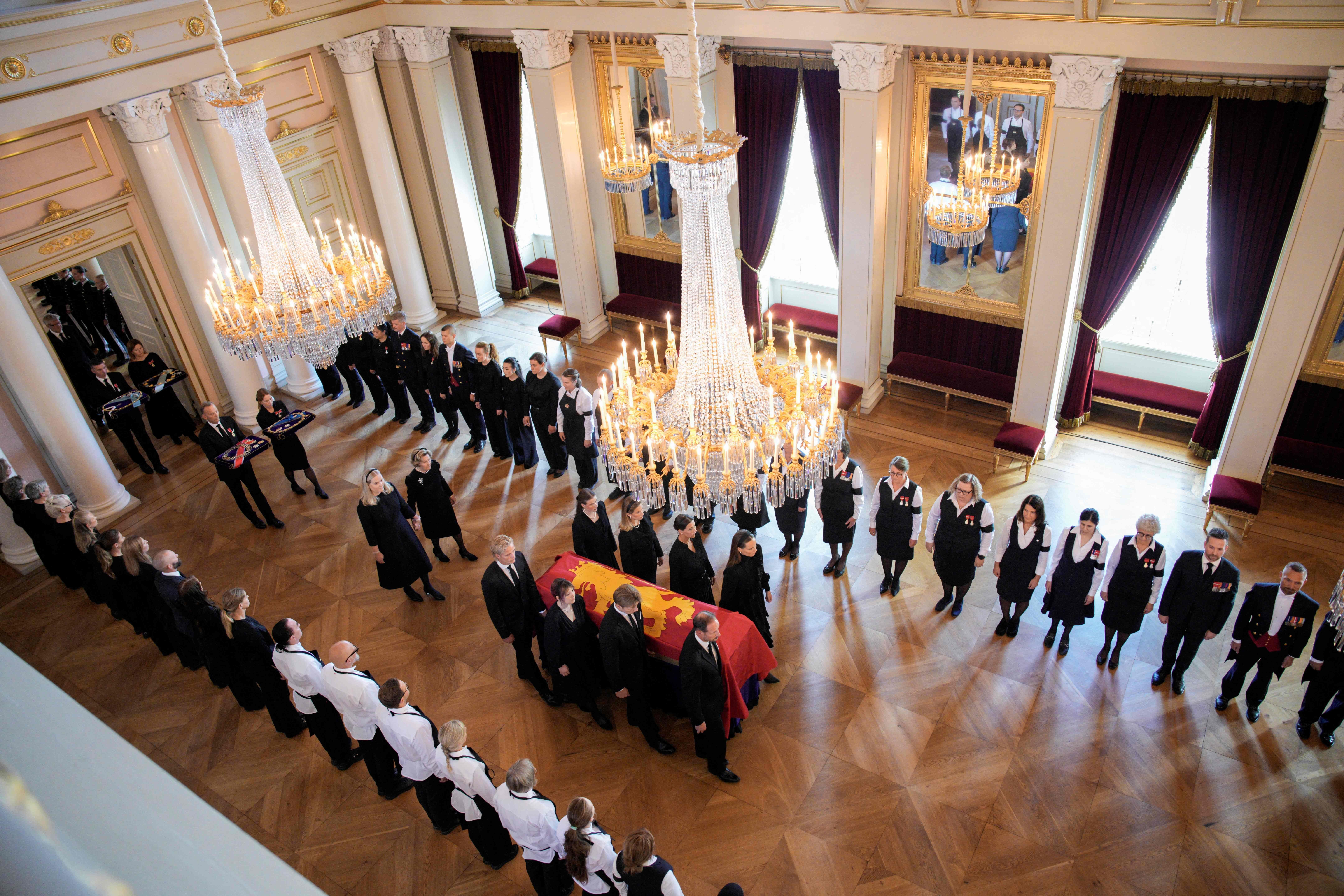 König Haakon, Kronprinzessin Ingrid Alexandra, Sverre Magnus, Märtha Louise, Maud Angelica Behn, Leah Behn, Marius Borg Høiby und Emma Tallulah Behn