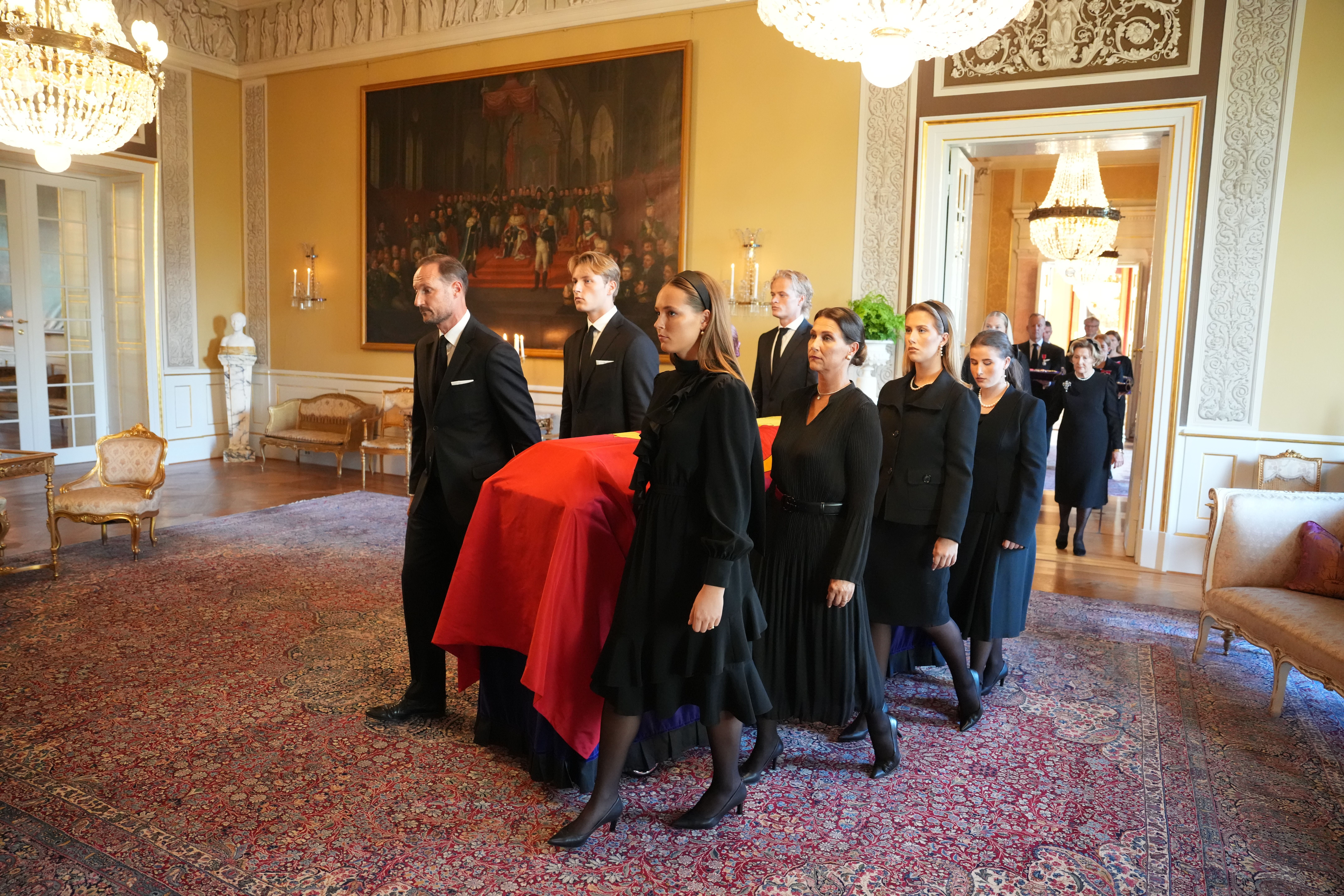 König Haakon, Kronprinzessin Ingrid Alexandra, Sverre Magnus, Märtha Louise, Maud Angelica Behn, Leah Behn, Marius Borg Høiby und Emma Tallulah Behn