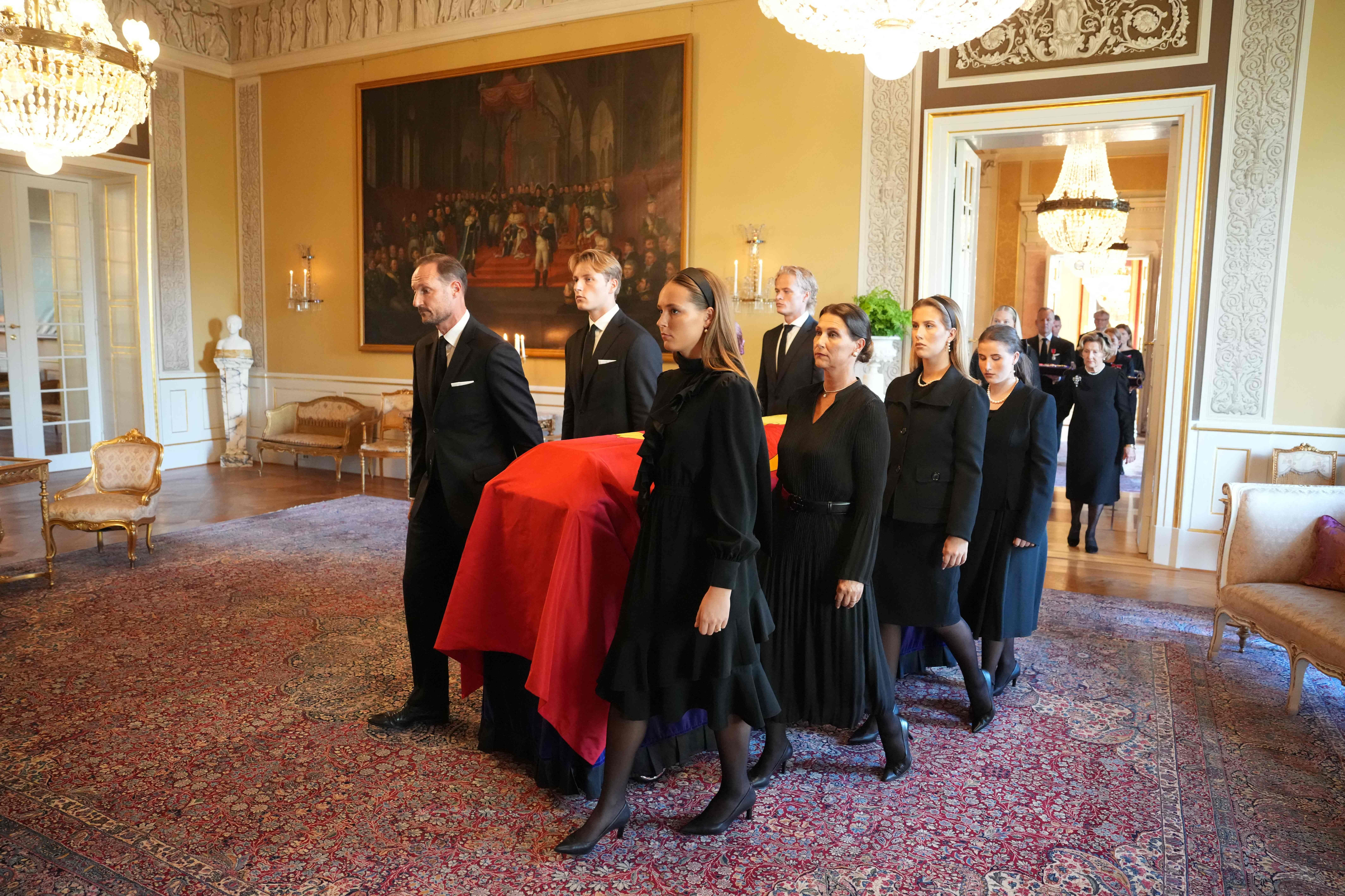 König Haakon, Kronprinzessin Ingrid Alexandra, Sverre Magnus, Märtha Louise, Maud Angelica Behn, Leah Behn, Marius Borg Høiby und Emma Tallulah Behn