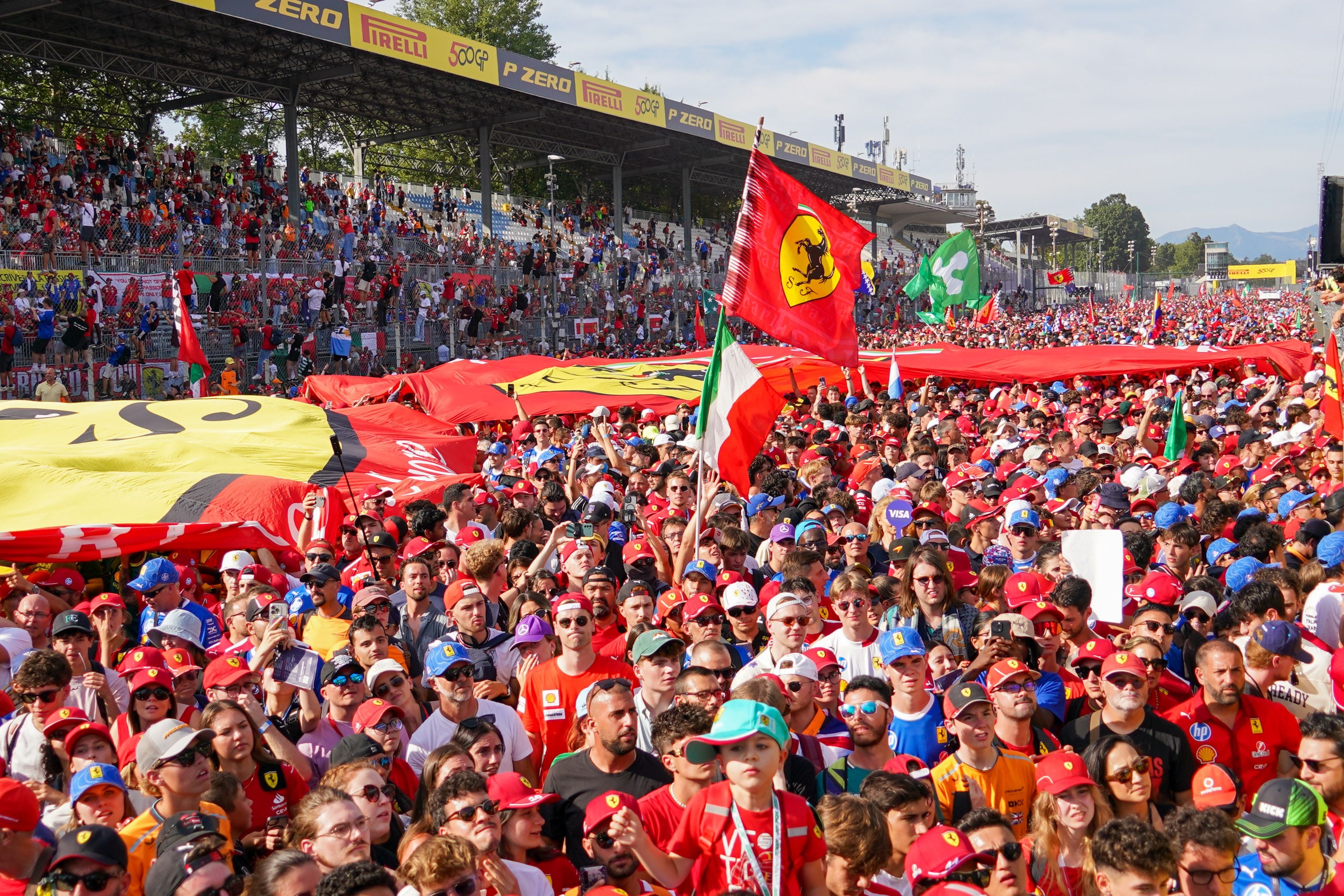 Zahlreiche Formel-1-Fans mit Ferrari-Flaggen feiern beim Großen Preis von Italien in Monza.