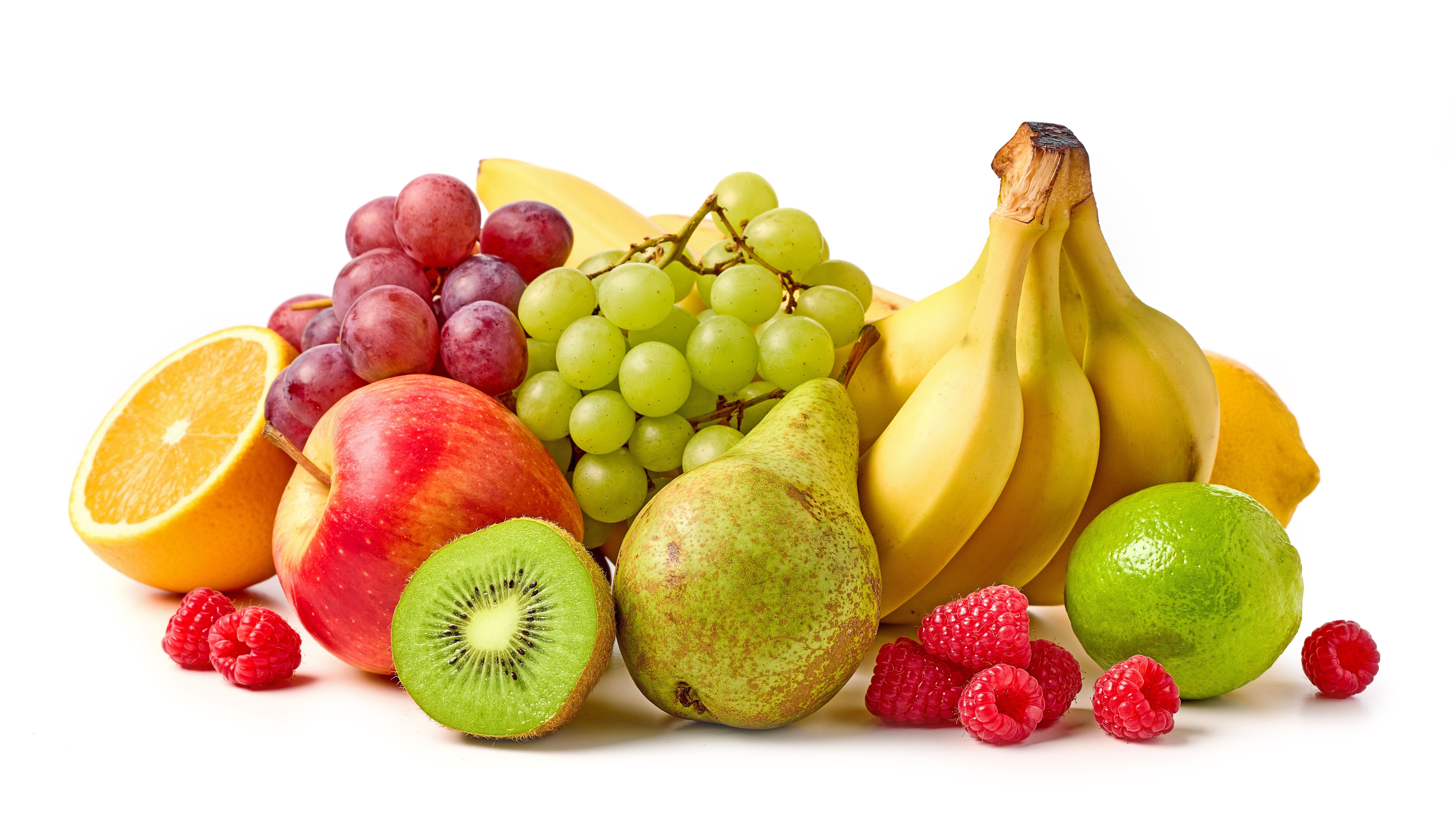 Verschiedene frische Früchte wie Banane, Apfel, Trauben, Birne, Kiwi und Beeren auf weißem Hintergrund.