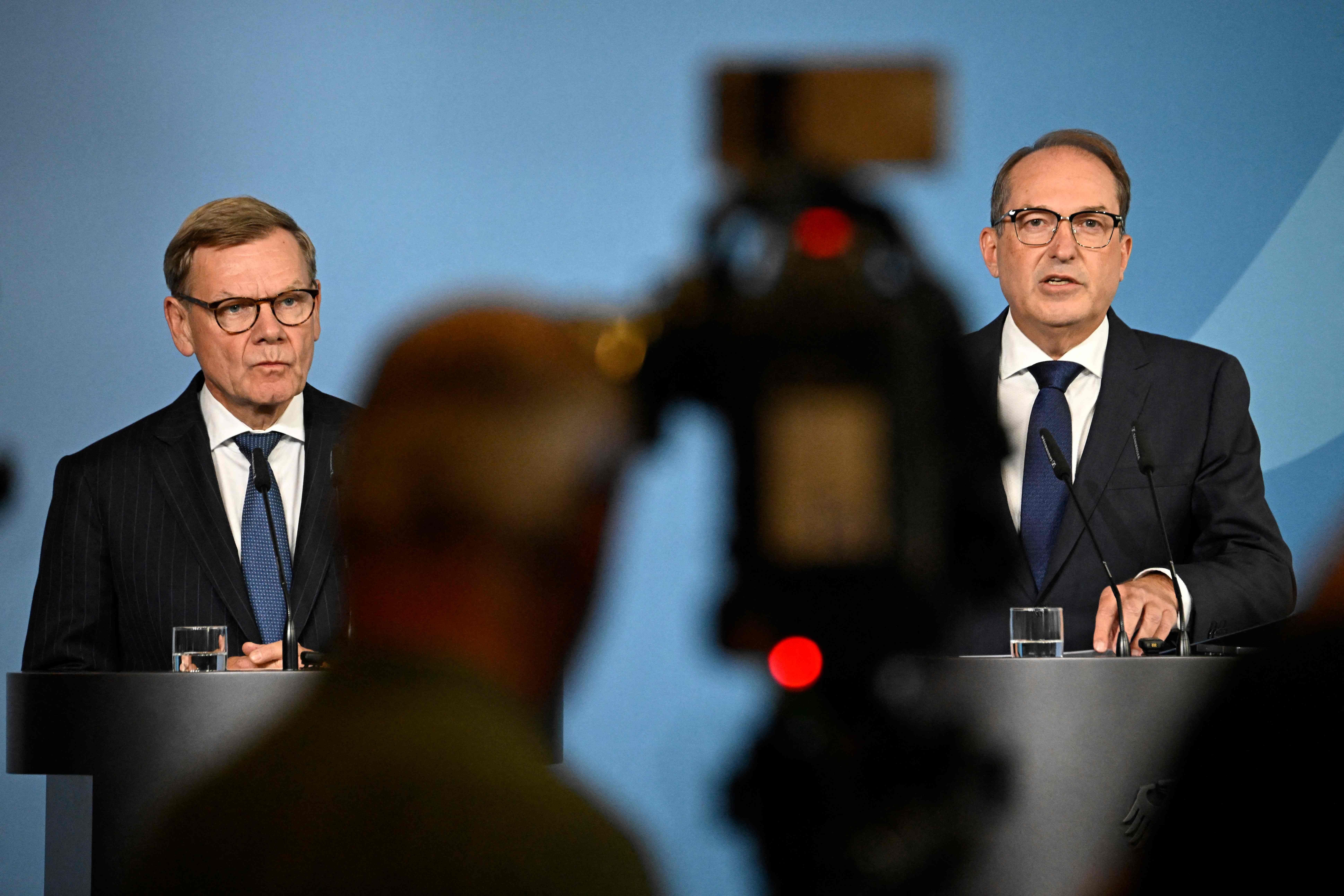 Der deutsche Bundesinnenminister Alexander Dobrindt (re.) und Außenminister Johann Wadephul gaben am 1. September 2026 im Bundesinnenministerium in Berlin eine gemeinsame Erklärung zur nationalen Sicherheit ab.