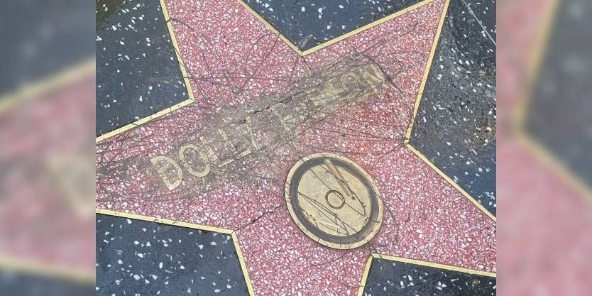 Verschmutzter Walk of Fame-Stern mit dem Namen Dolly Parton.