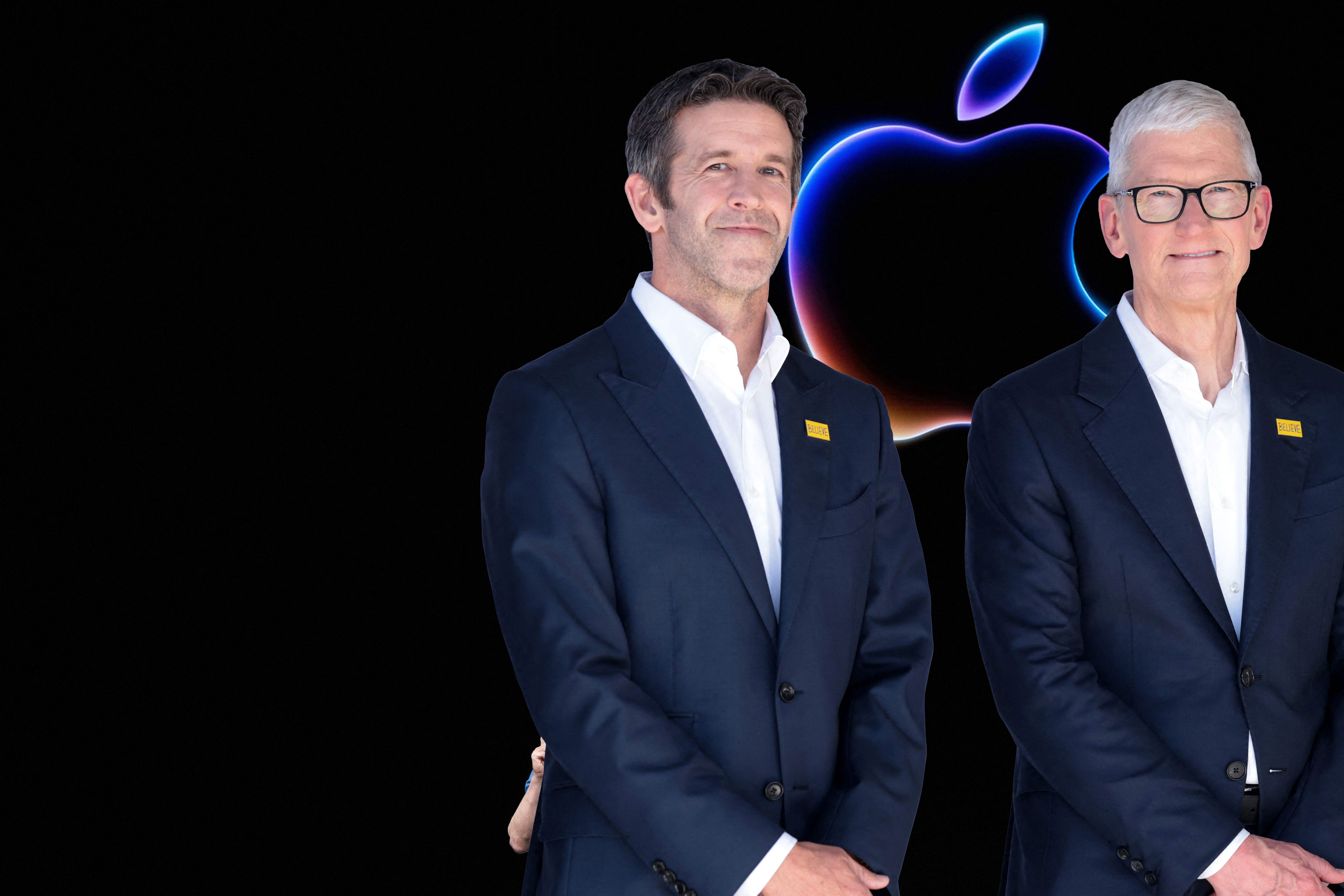 Zwei Männer im Anzug vor schwarzem Hintergrund mit leuchtendem Apple-Logo.