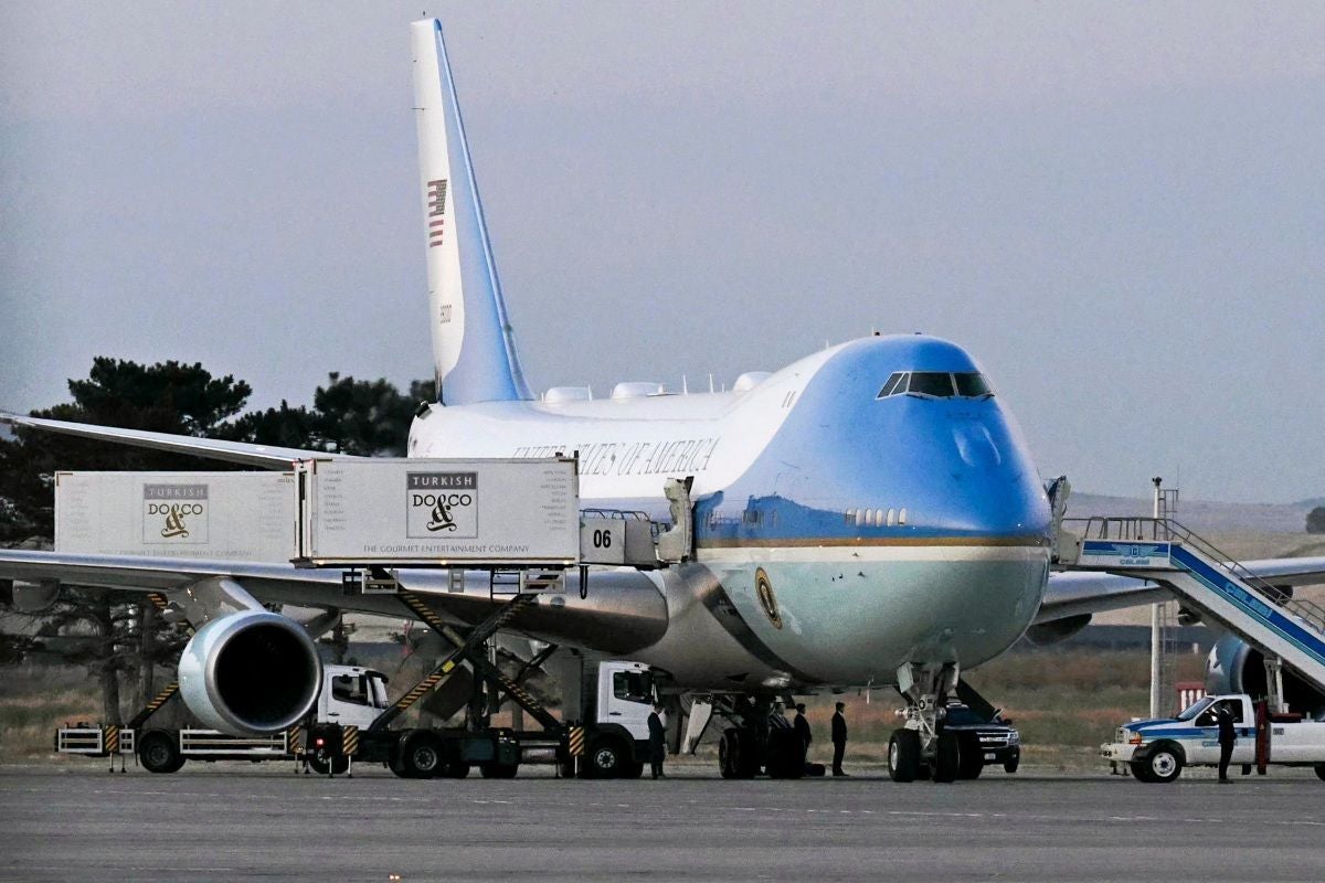 Air Force One wird auf dem Rollfeld mit Catering-Containern von Do & Co beladen.