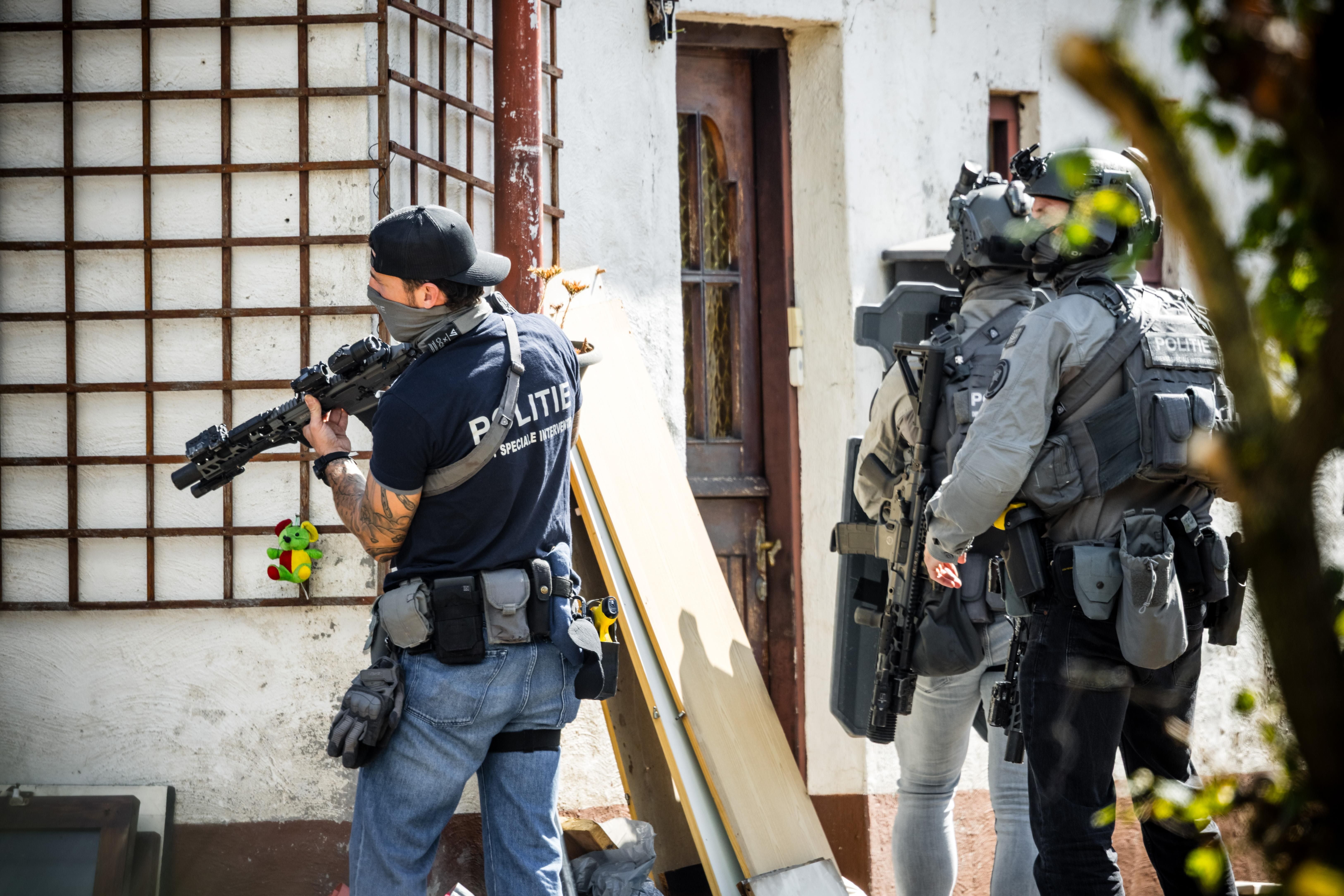 Nach einer Schießerei stürmte eine Spezialeinheit der Polizei ein leerstehendes Haus in Nederasselt in der niederländischen Provinz Gelderland.