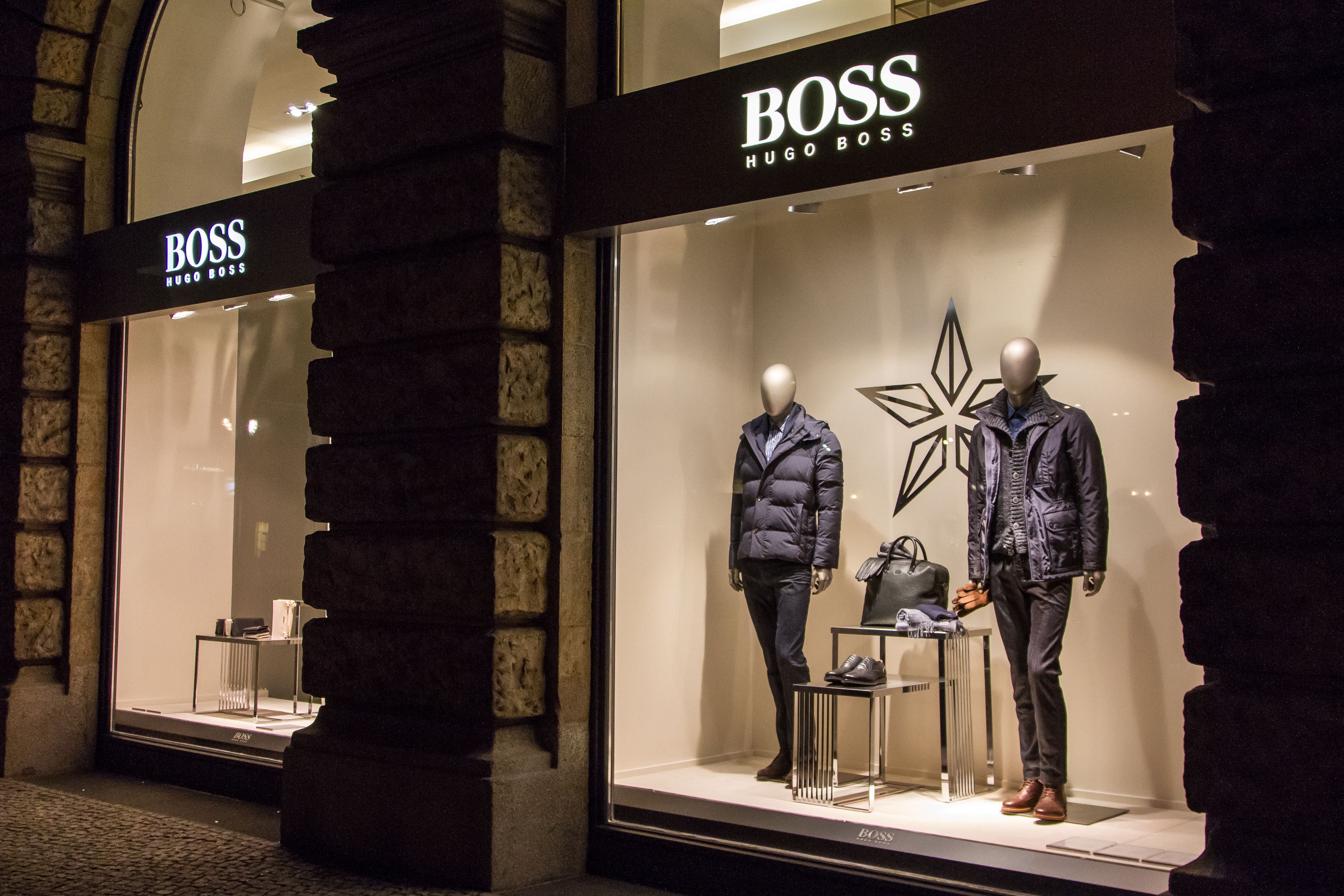 Schaufenster eines Hugo Boss Geschäfts mit zwei männlichen Schaufensterpuppen in Wintermode.
