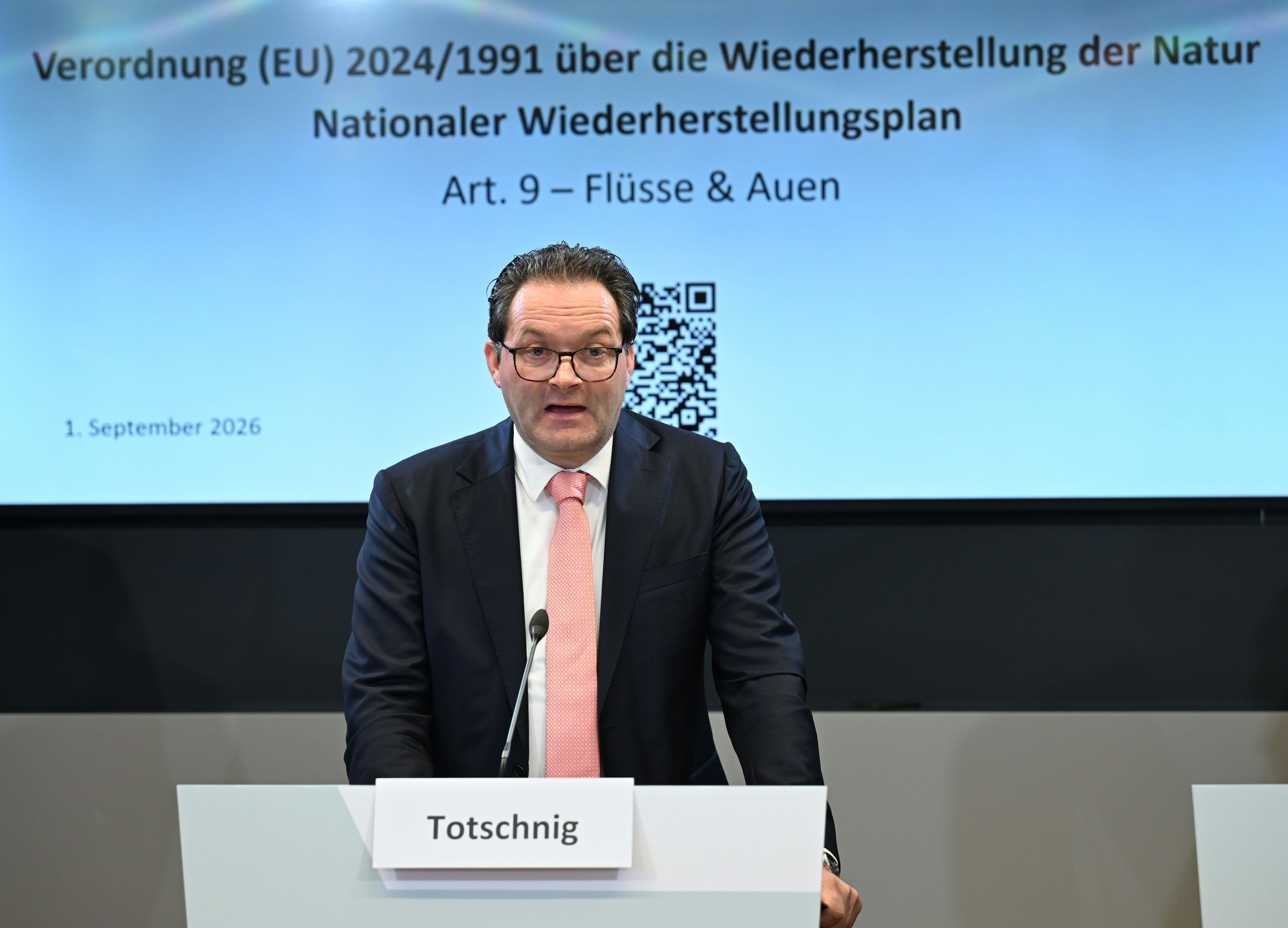 Norbert Totschnig spricht bei einer Pressekonferenz zum Wiederherstellungsplan im Umweltministerium.